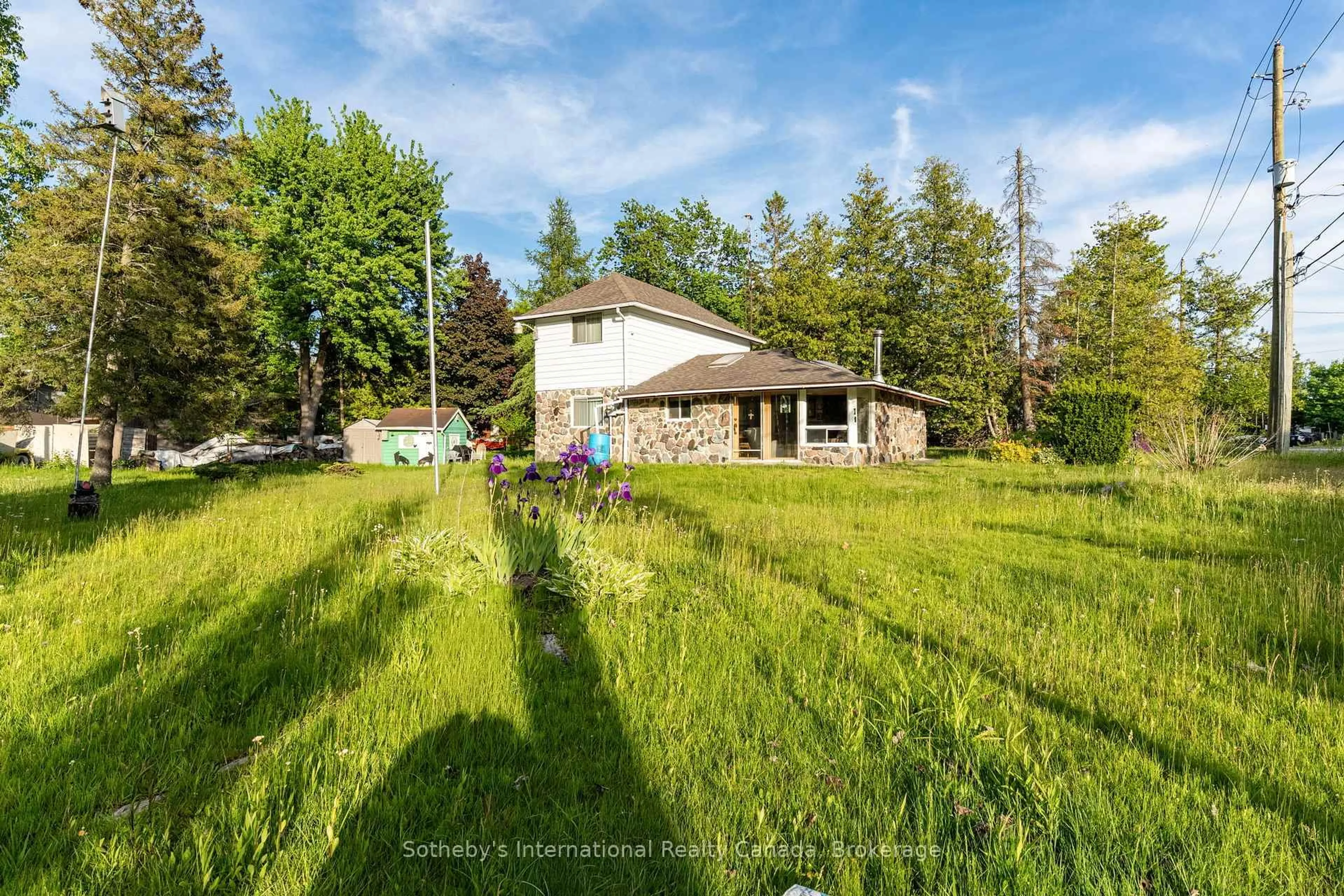 A pic from outside/outdoor area/front of a property/back of a property/a pic from drone, unknown for 19 62nd St, Wasaga Beach Ontario L9Z 1V5