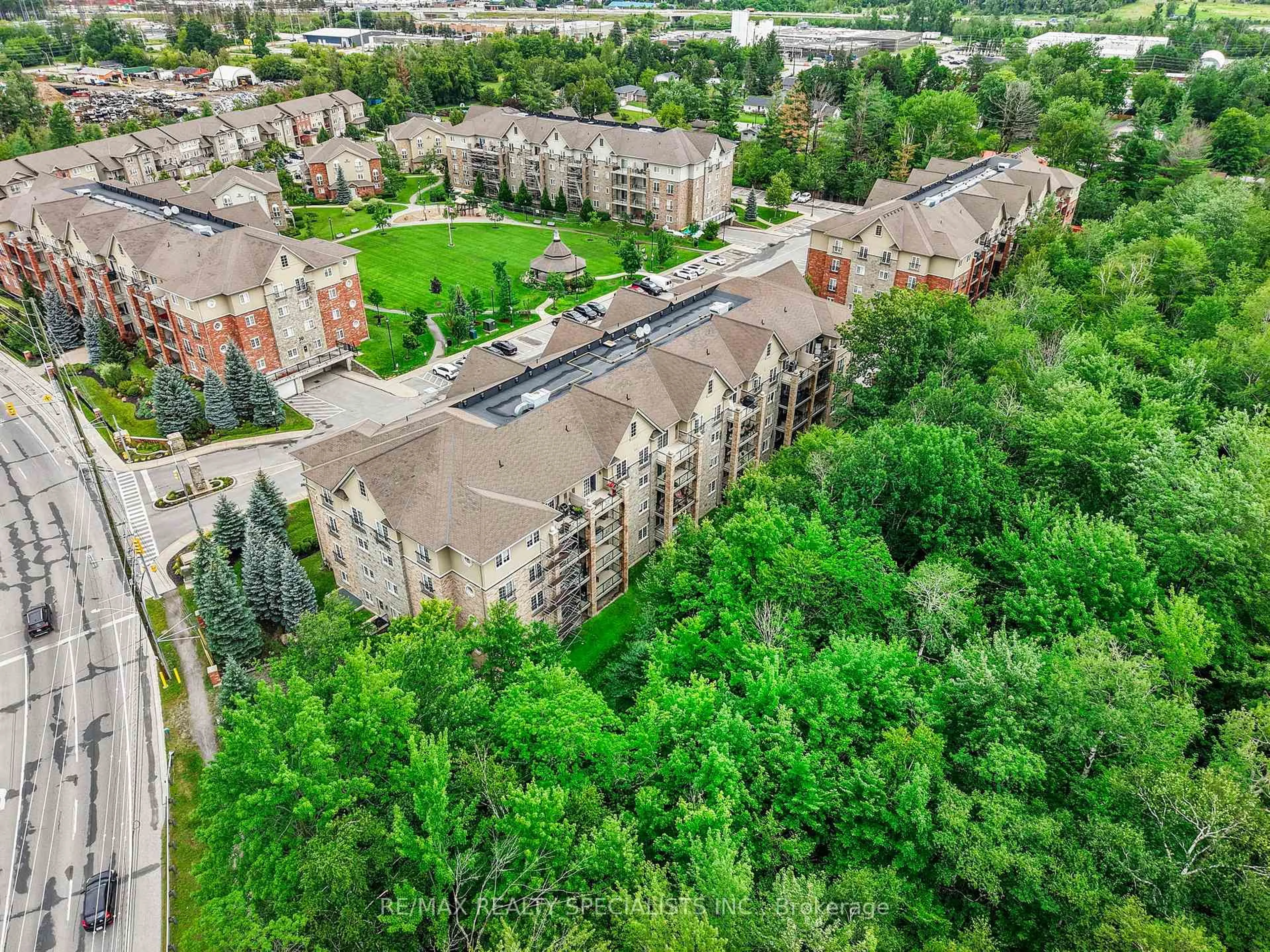 A pic from outside/outdoor area/front of a property/back of a property/a pic from drone, unknown for 41 Ferndale Dr #408, Barrie Ontario L4N 5T6