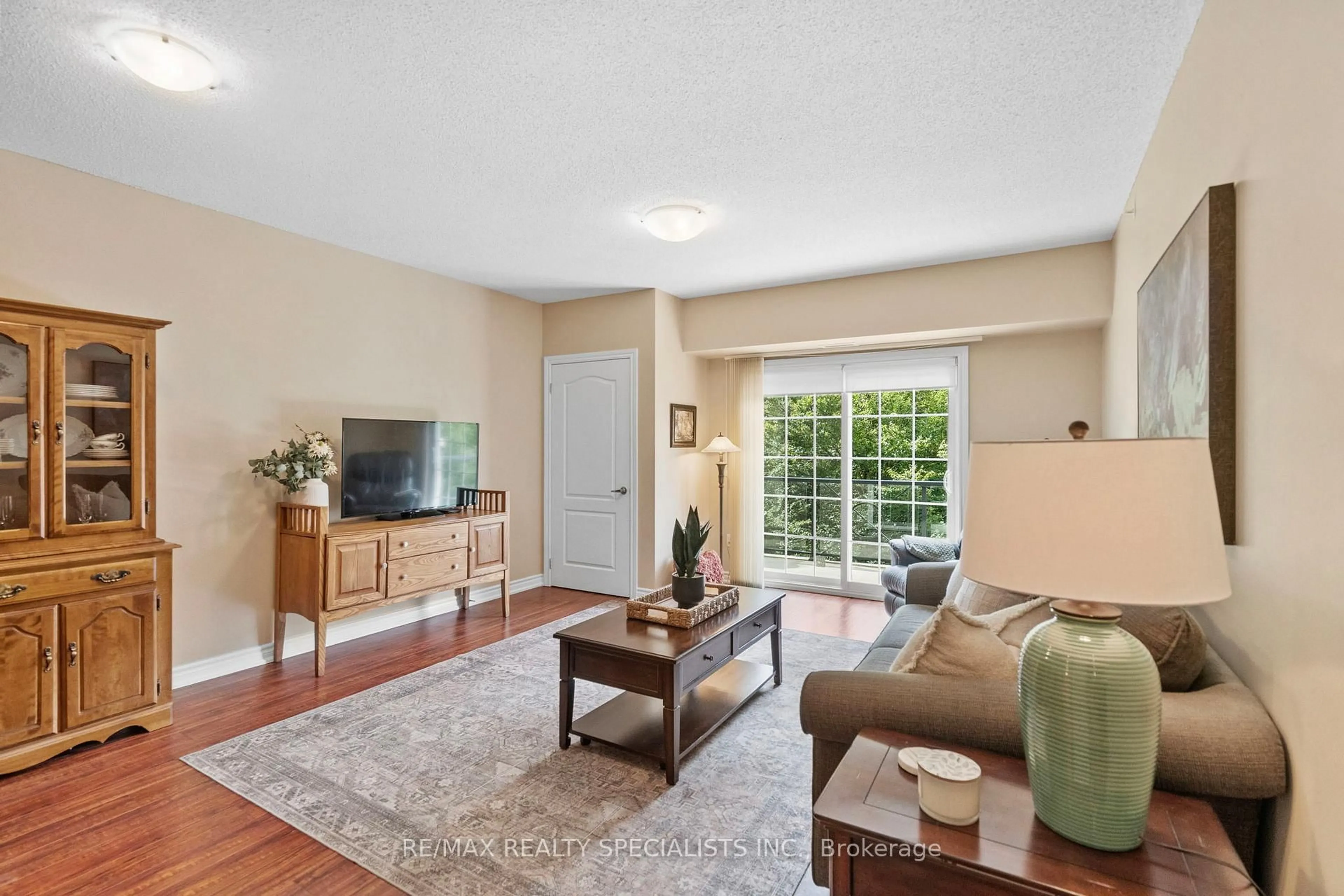Living room with furniture, unknown for 41 Ferndale Dr, Barrie Ontario L4N 5T6