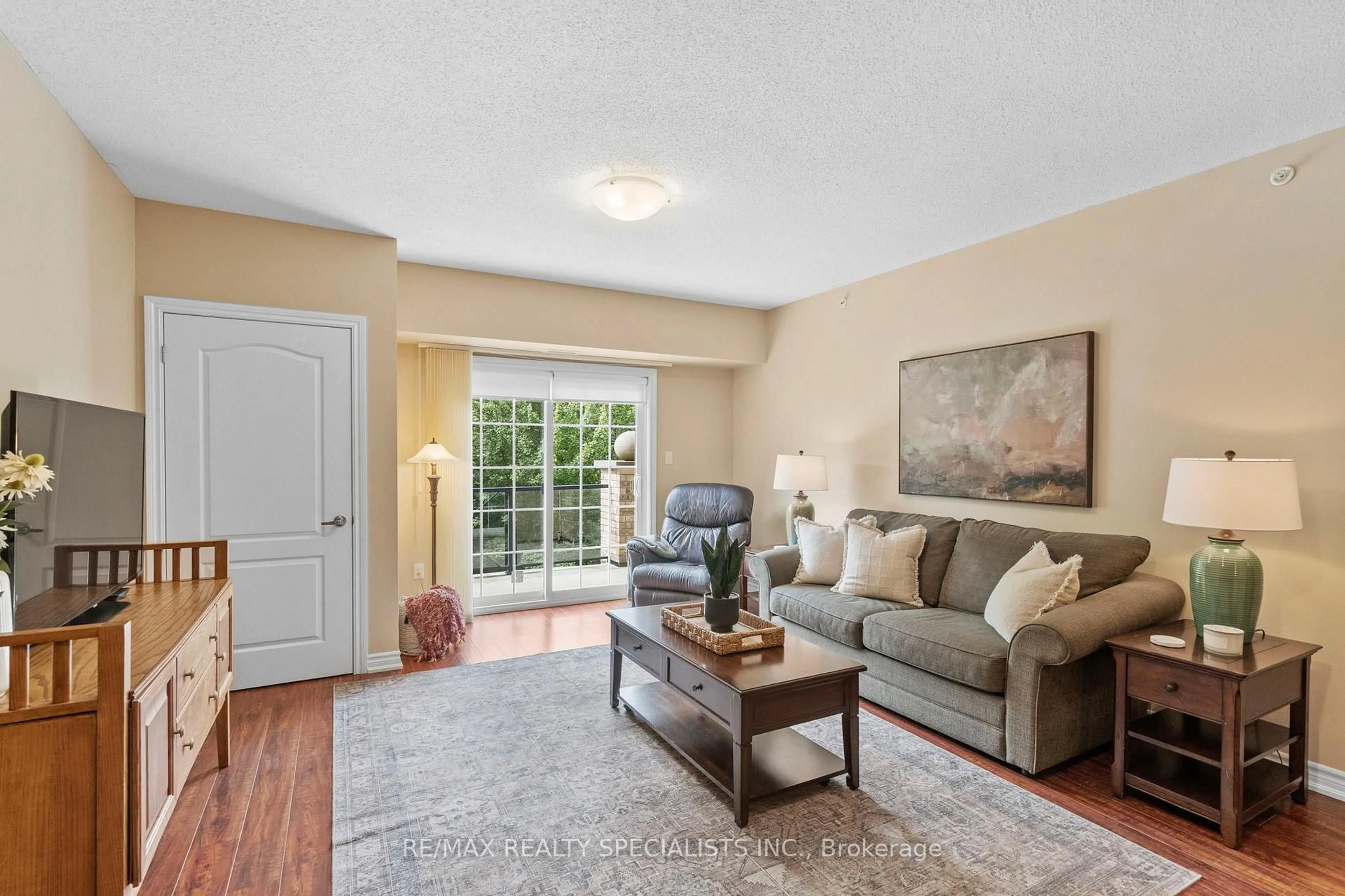 Living room with furniture, unknown for 41 Ferndale Dr, Barrie Ontario L4N 5T6