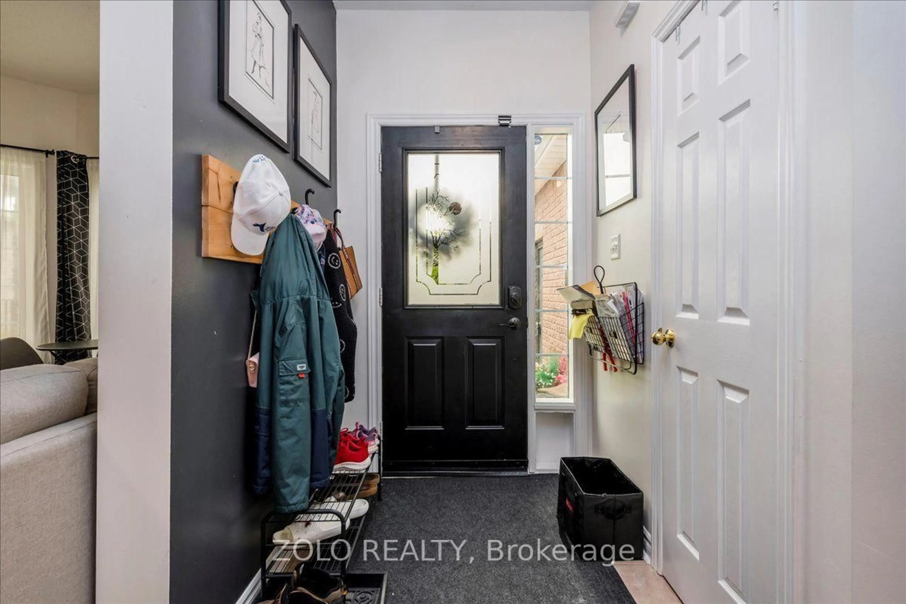 Indoor entryway for 16 Esther Dr, Barrie Ontario L4N 0X8