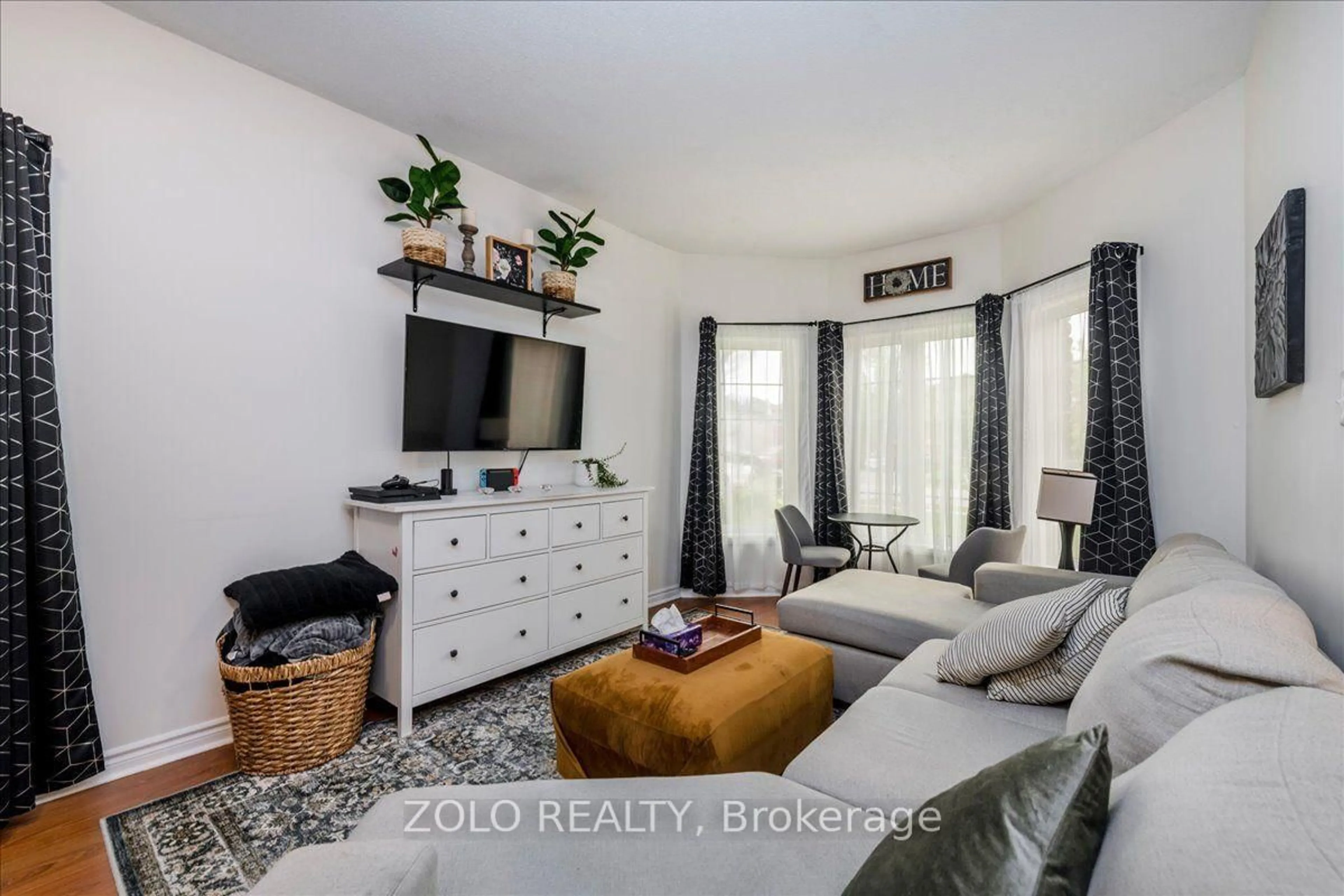 Living room with furniture, unknown for 16 Esther Dr, Barrie Ontario L4N 0X8