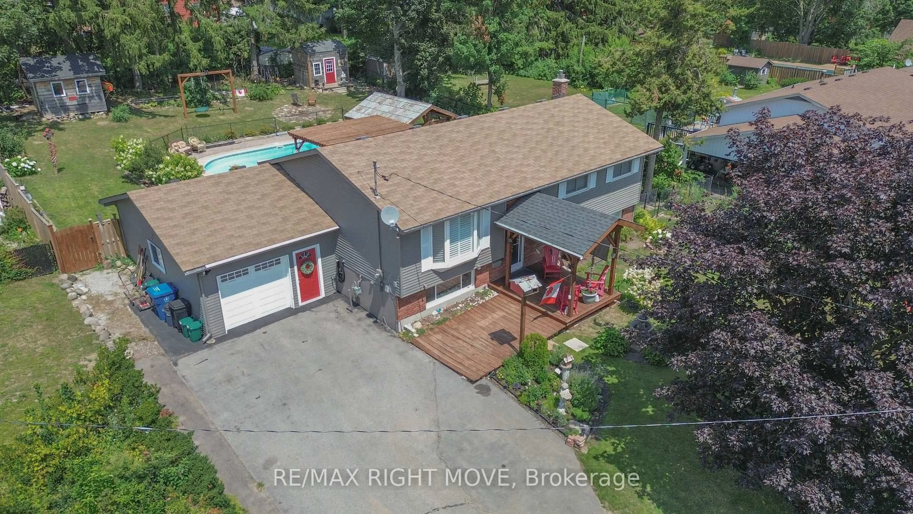 A pic from outside/outdoor area/front of a property/back of a property/a pic from drone, street for 424 Homewood Ave, Orillia Ontario L3V 3K8