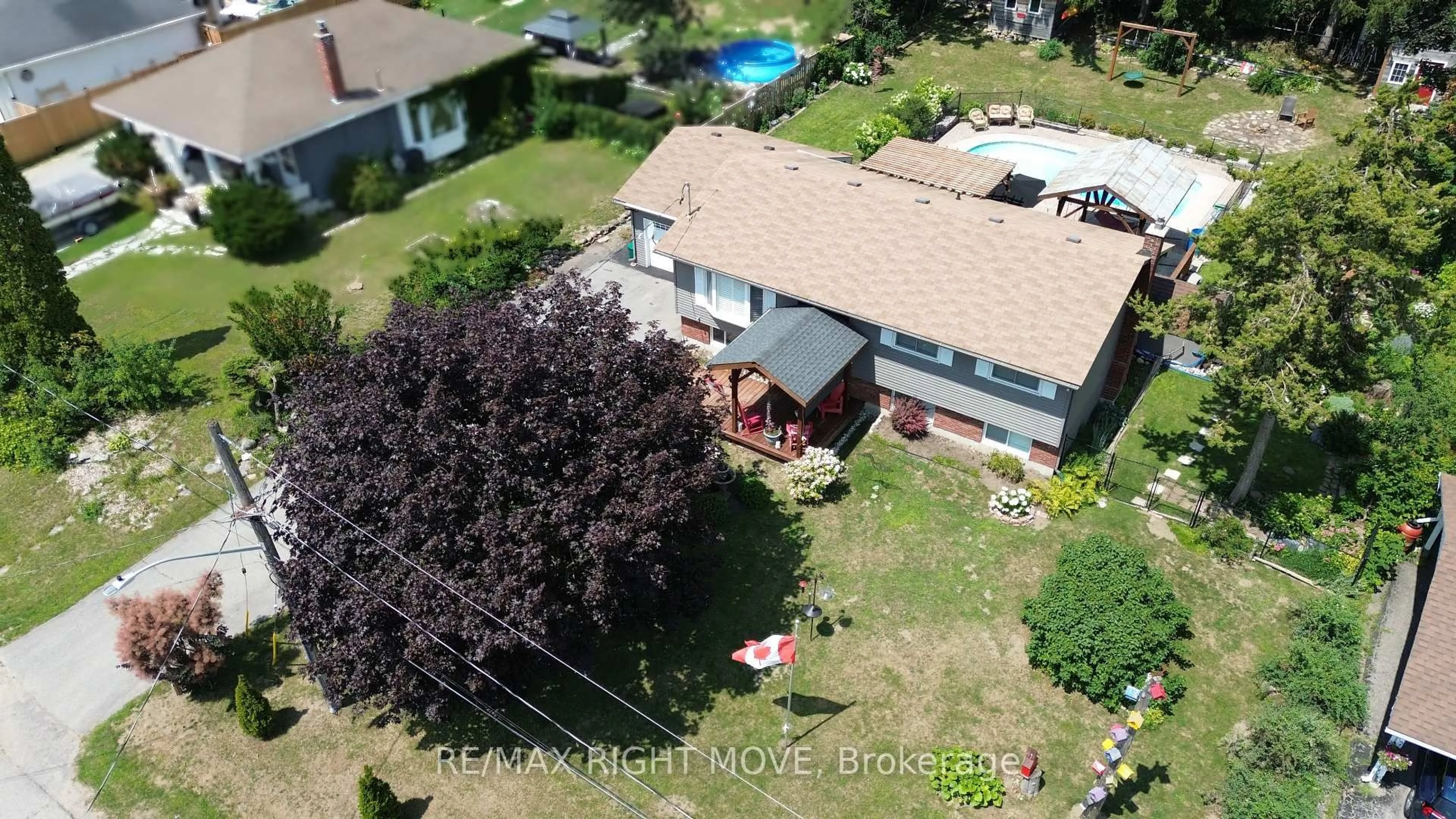 A pic from outside/outdoor area/front of a property/back of a property/a pic from drone, street for 424 Homewood Ave, Orillia Ontario L3V 3K8