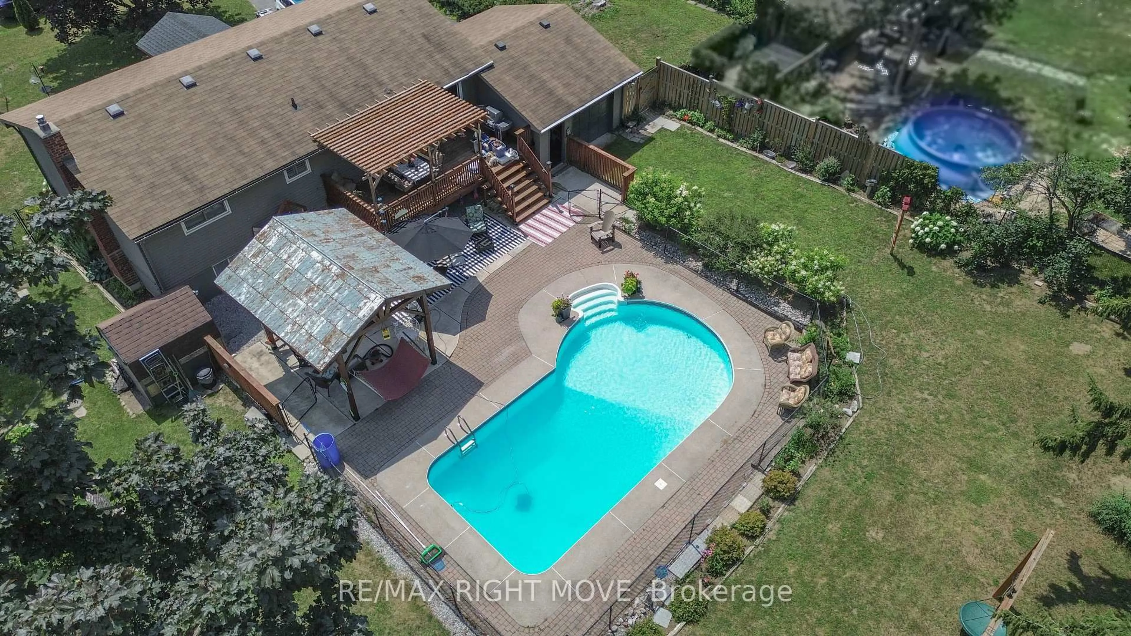A pic from outside/outdoor area/front of a property/back of a property/a pic from drone, water/lake/river/ocean view for 424 Homewood Ave, Orillia Ontario L3V 3K8