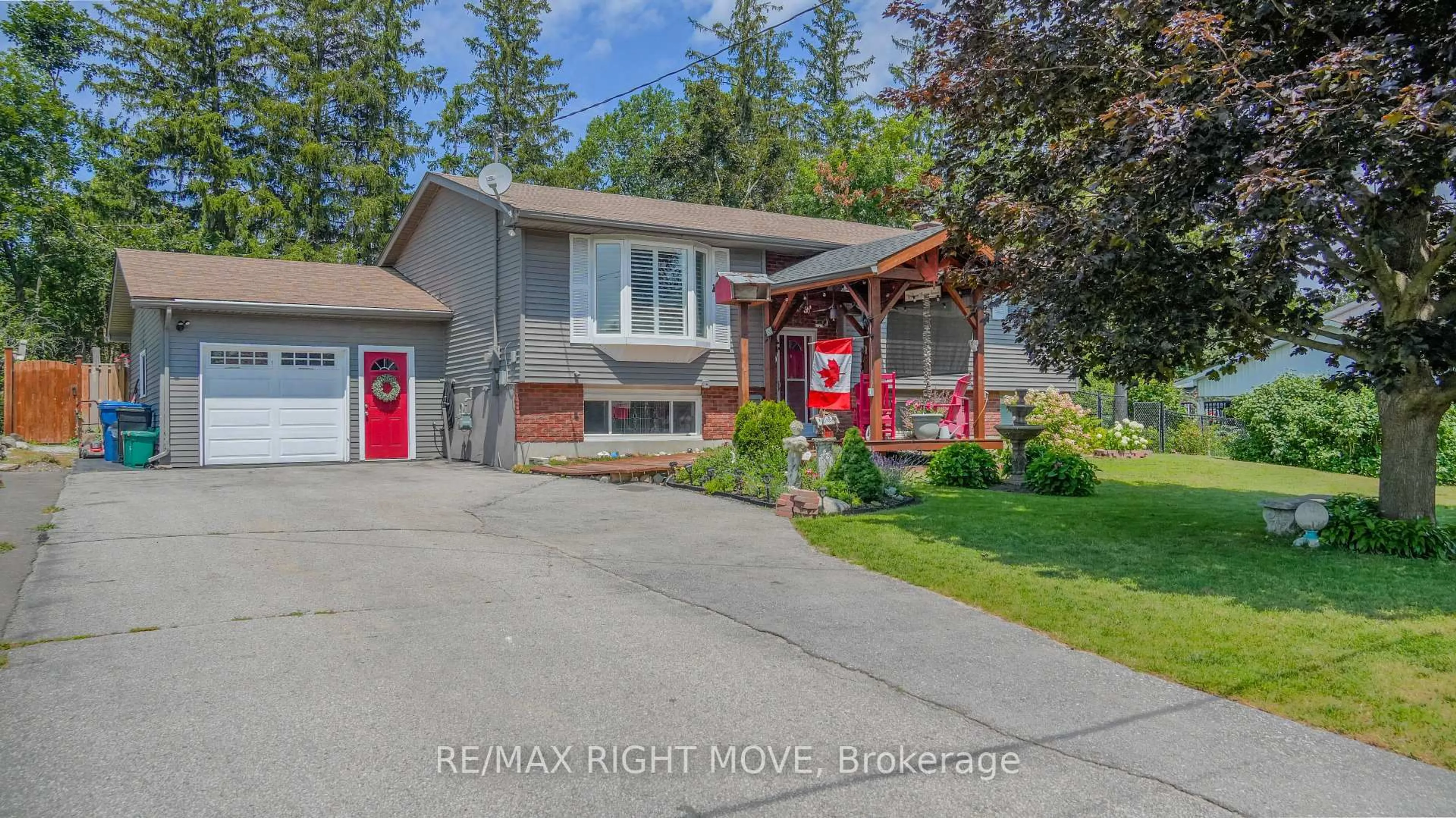 Home with vinyl exterior material, street for 424 Homewood Ave, Orillia Ontario L3V 3K8
