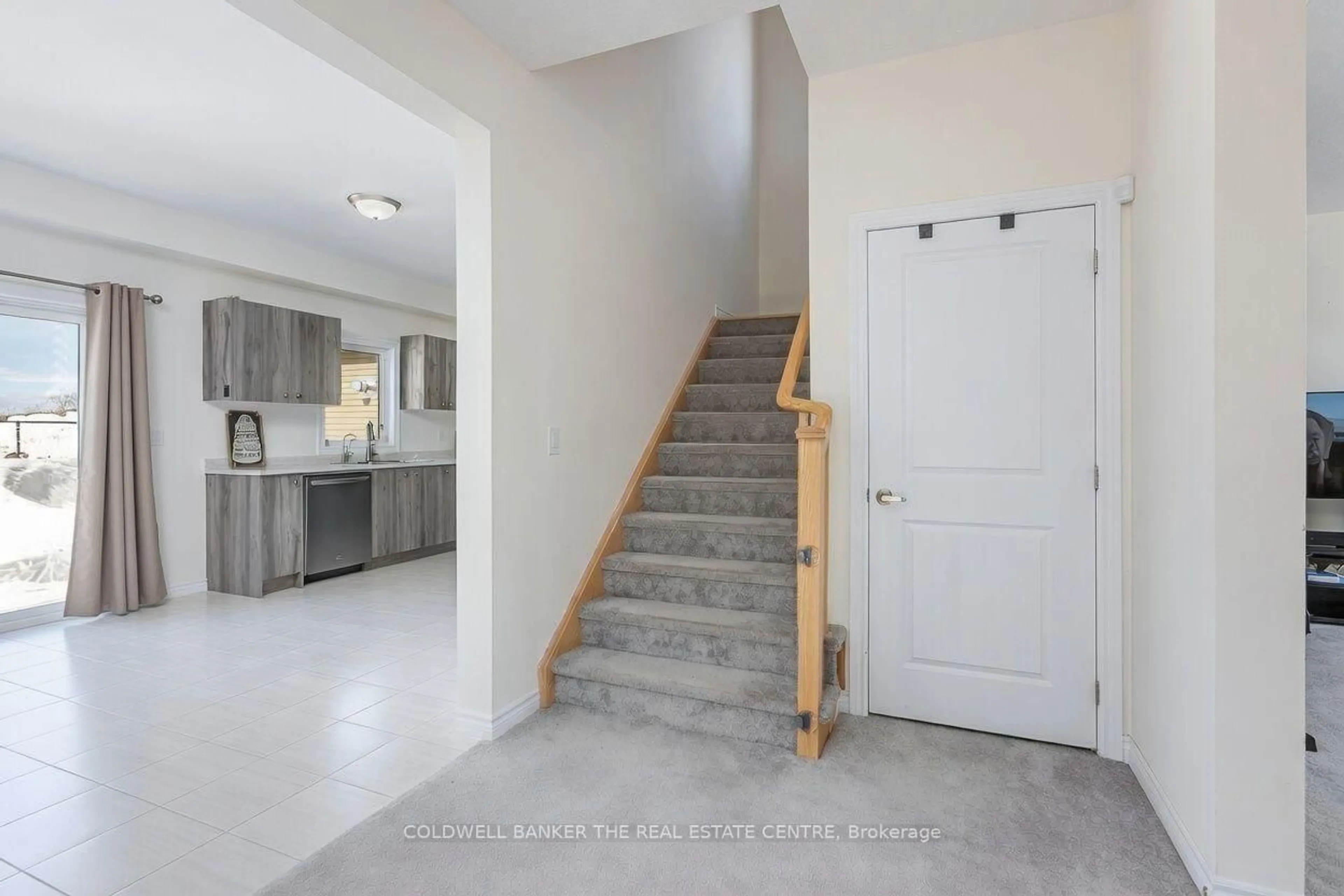 Indoor entryway for 58 Atlantis Dr, Orillia Ontario L3V 8L4