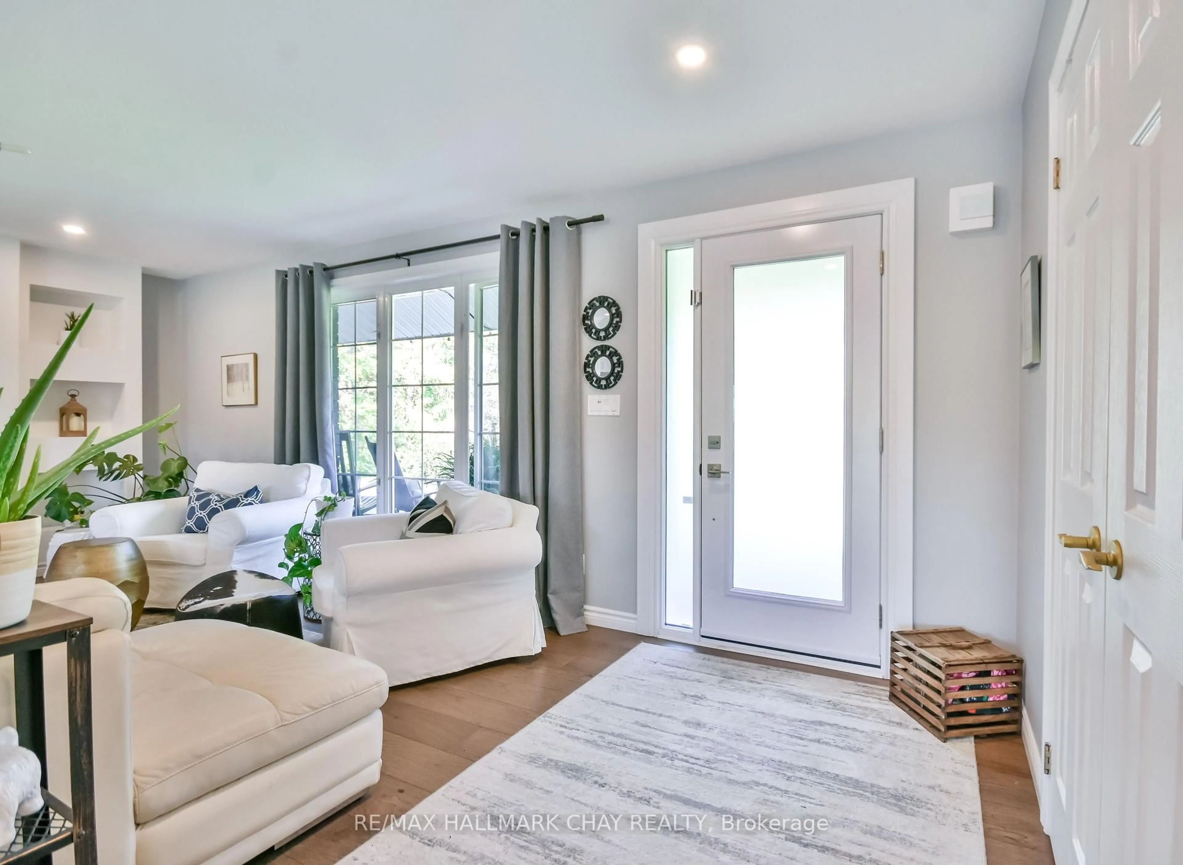 Indoor entryway for 1440 2 Line, Oro-Medonte Ontario L0L 2L0