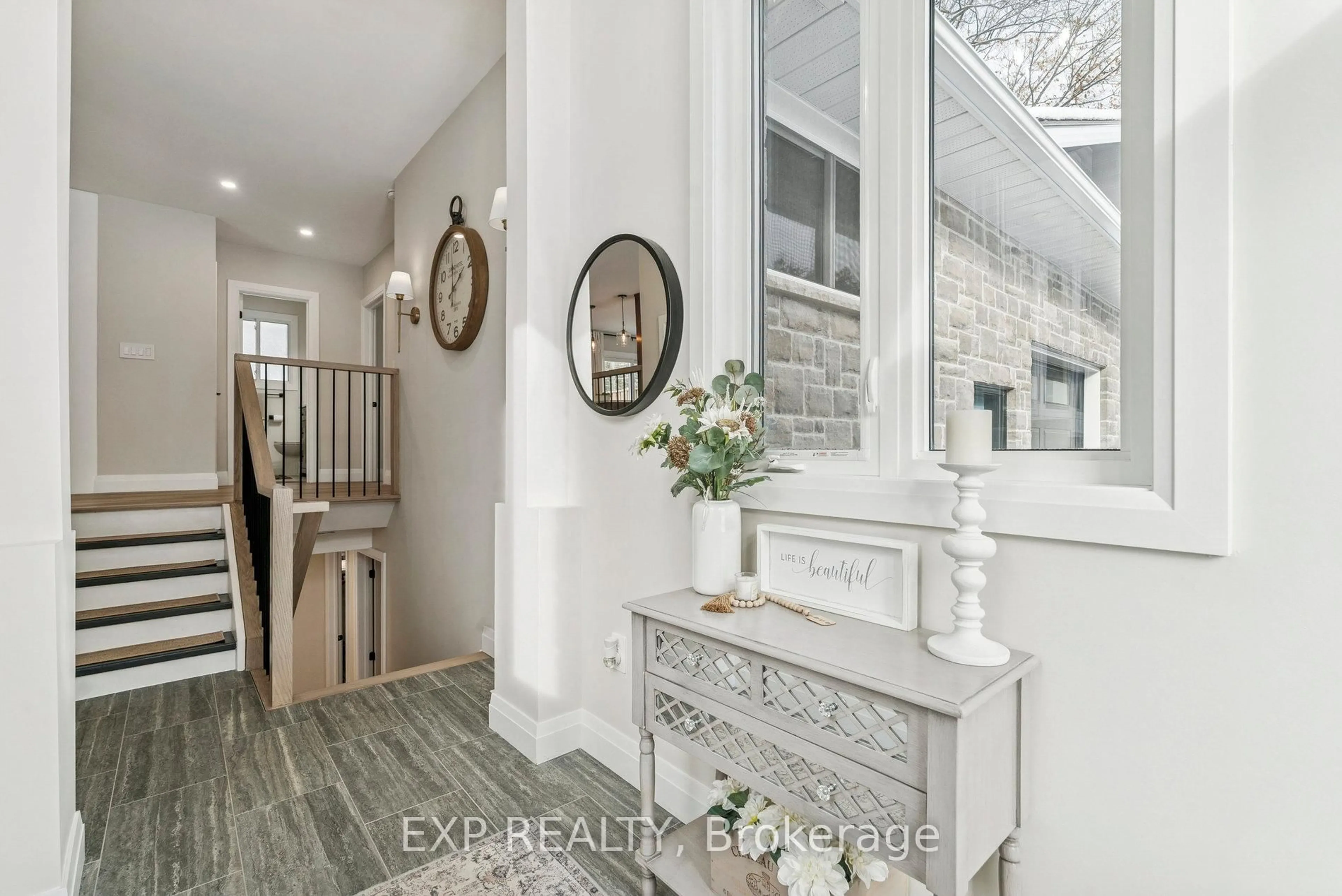 Indoor entryway for 2386 South Orr Lake Rd, Springwater Ontario L0L 1P0