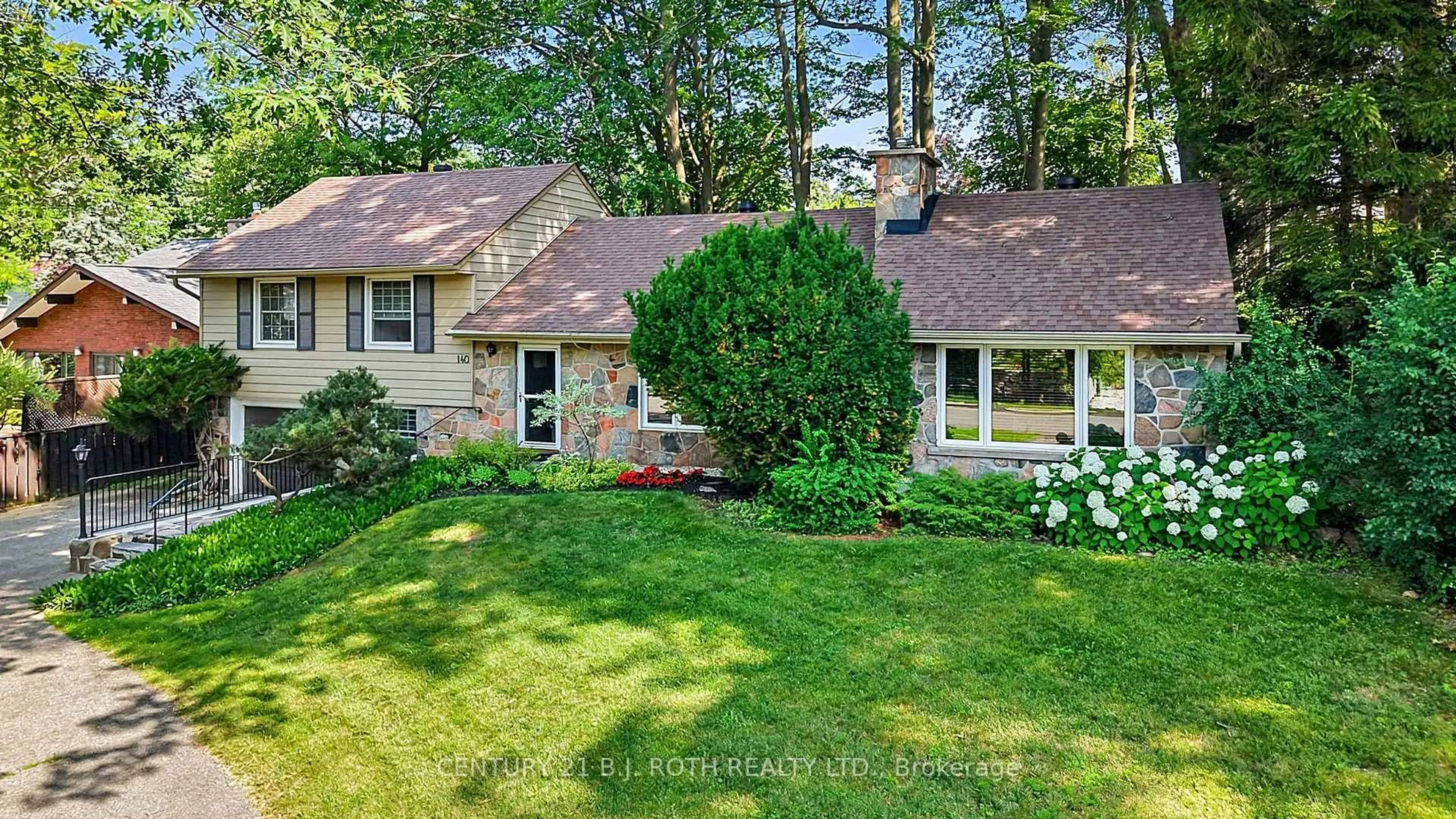 A pic from outside/outdoor area/front of a property/back of a property/a pic from drone, street for 140 Shanty Bay Rd, Barrie Ontario L4M 1E3