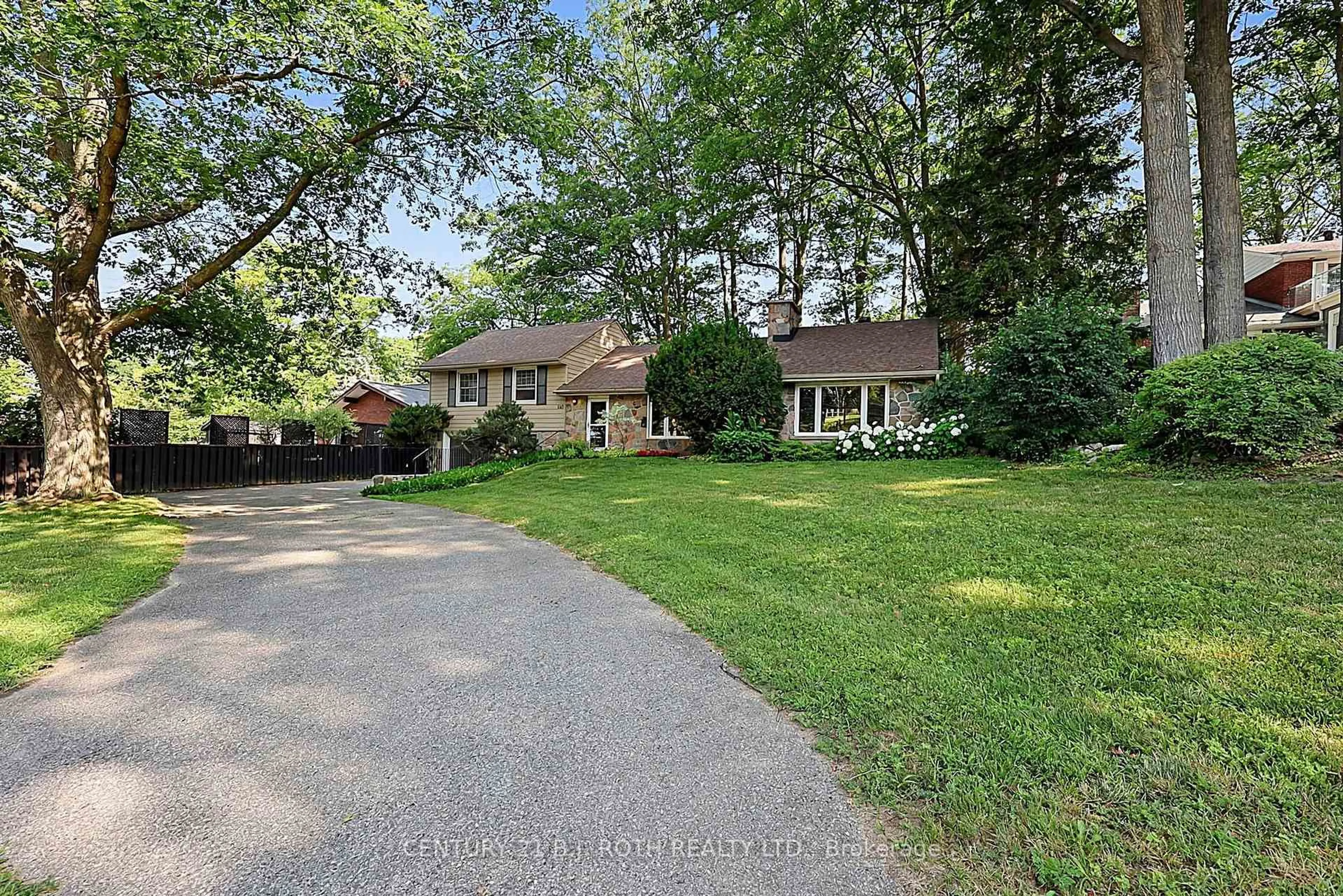 A pic from outside/outdoor area/front of a property/back of a property/a pic from drone, street for 140 Shanty Bay Rd, Barrie Ontario L4M 1E3