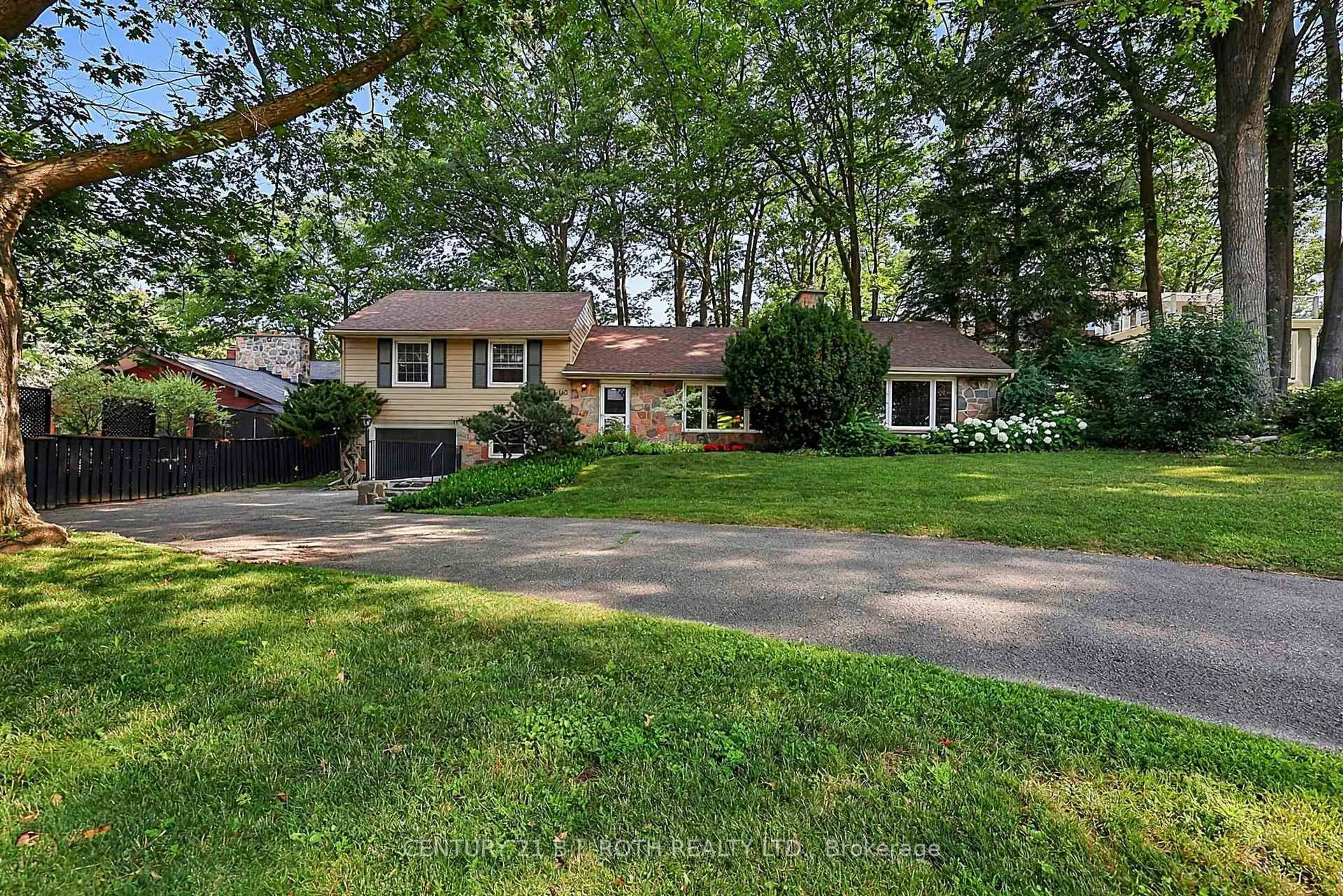 Home with vinyl exterior material, street for 140 Shanty Bay Rd, Barrie Ontario L4M 1E3