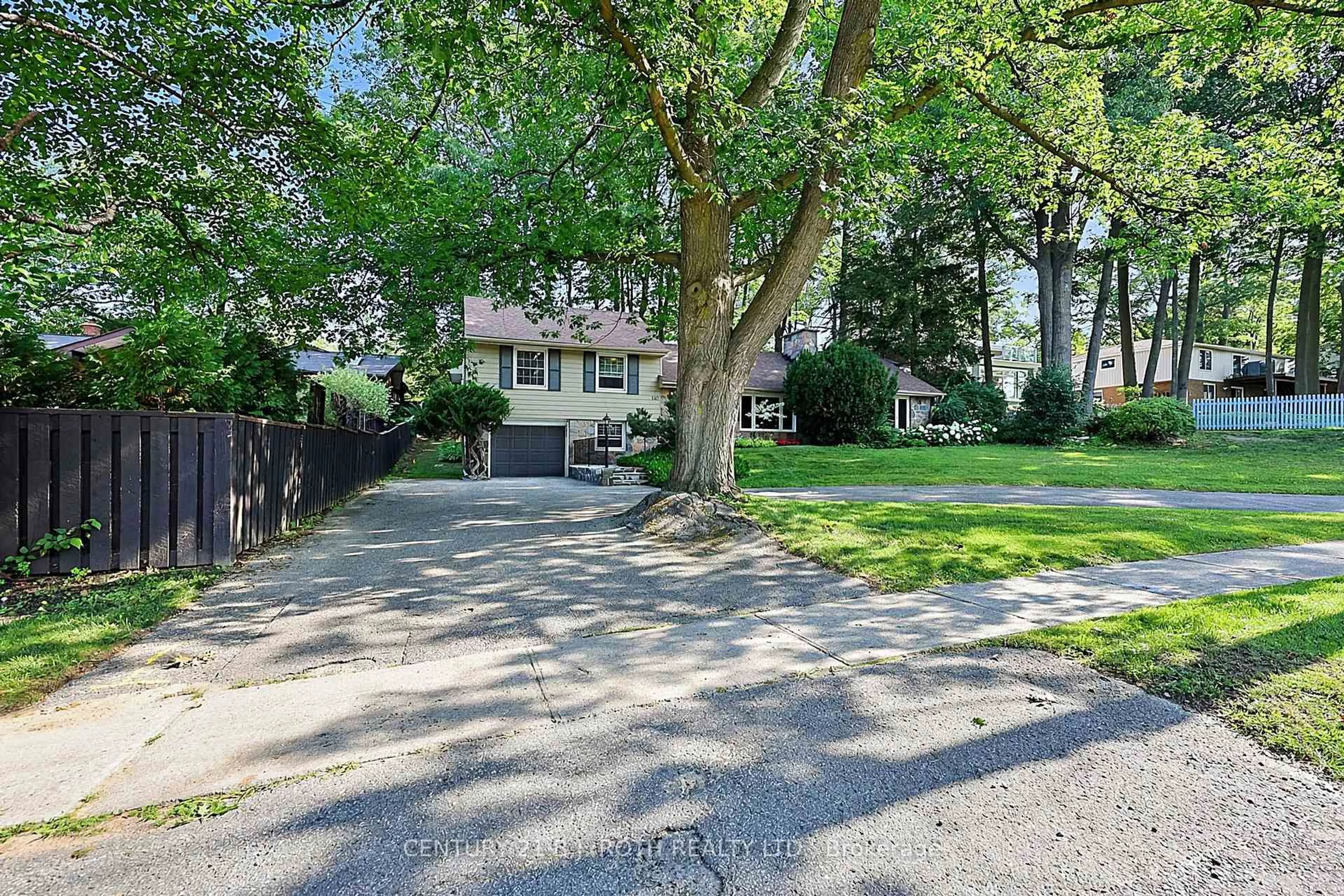 A pic from outside/outdoor area/front of a property/back of a property/a pic from drone, street for 140 Shanty Bay Rd, Barrie Ontario L4M 1E3