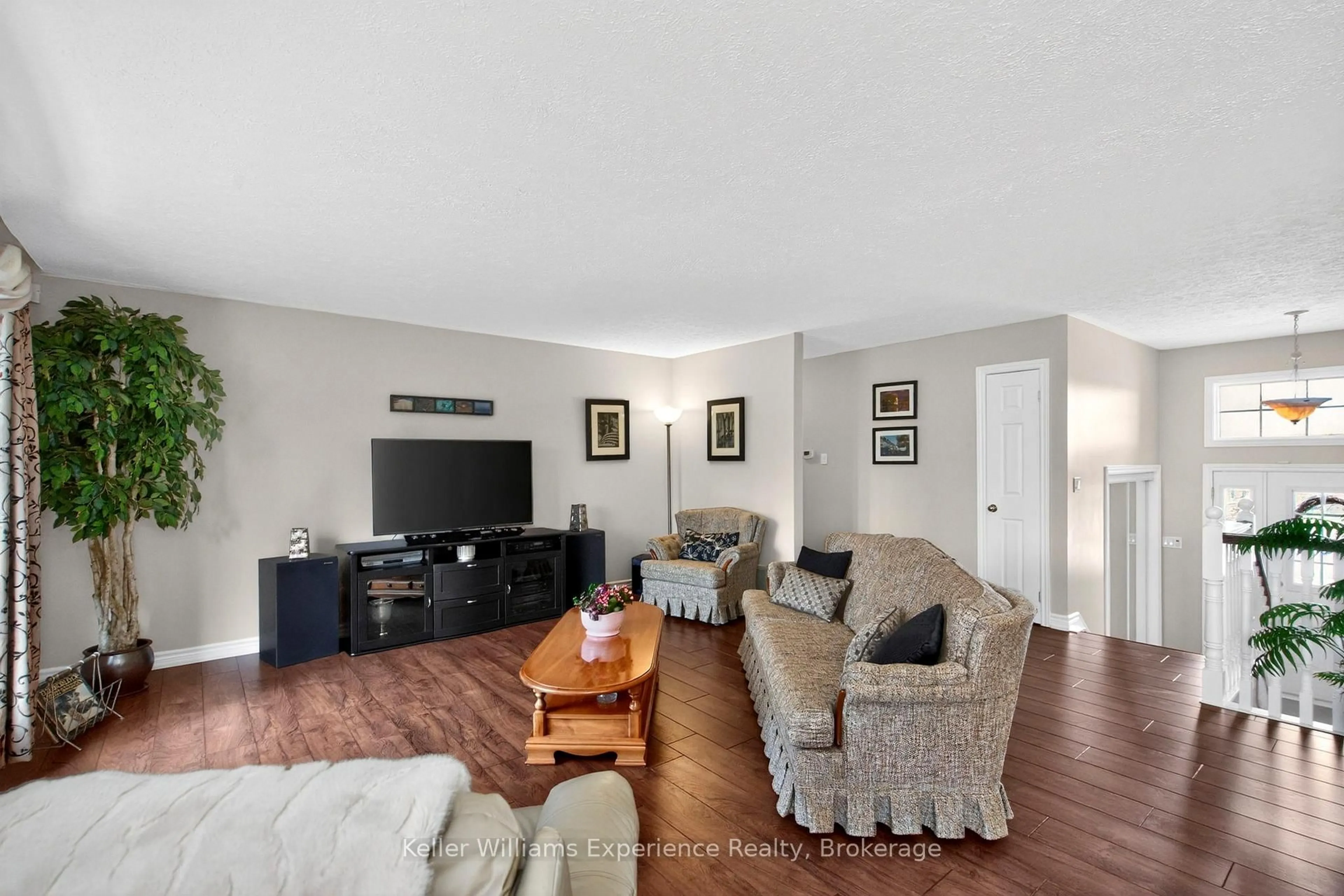 Living room with furniture, unknown for 4 Byrnes Cres, Penetanguishene Ontario L9M 1W4