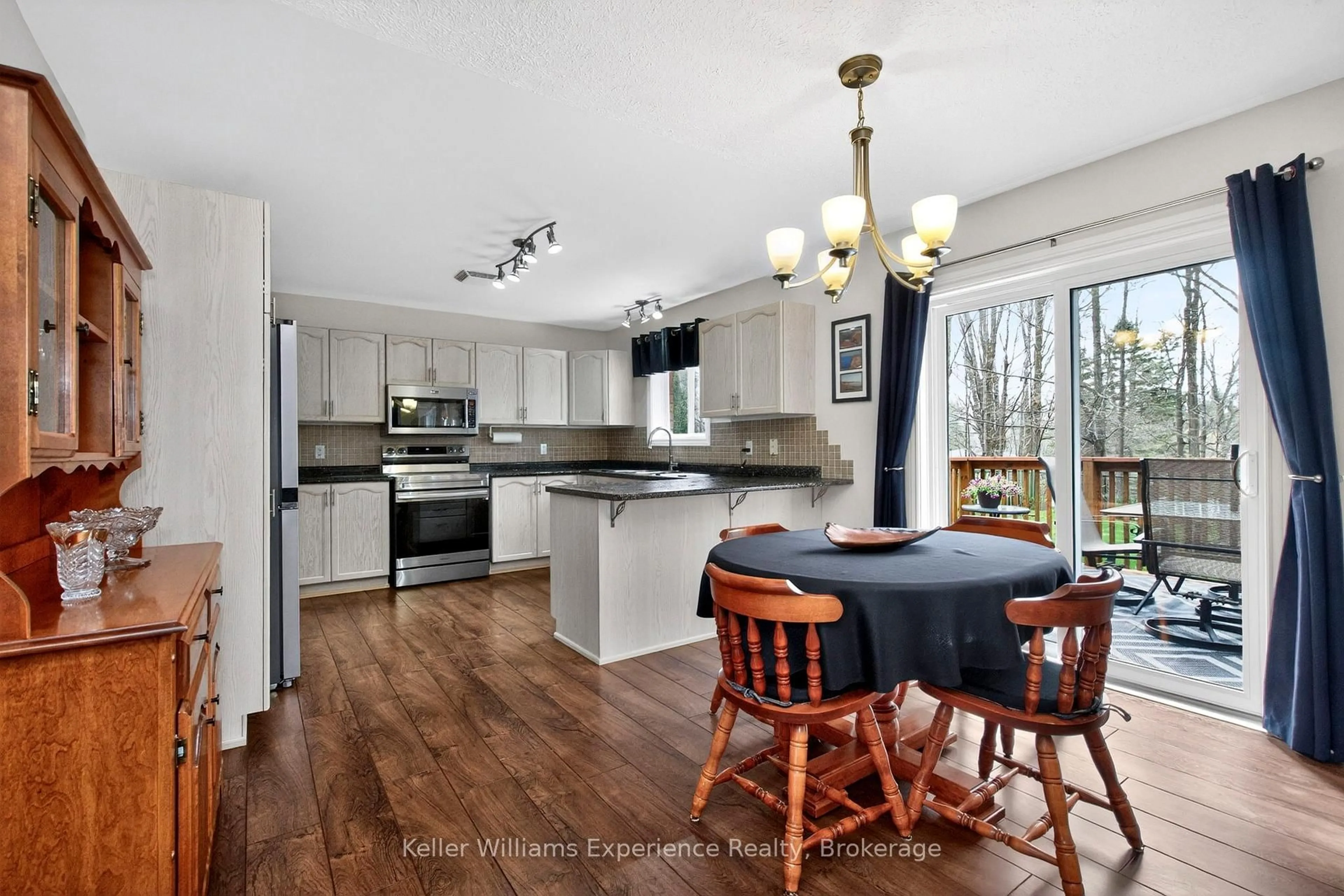 Open concept kitchen, unknown for 4 Byrnes Cres, Penetanguishene Ontario L9M 1W4