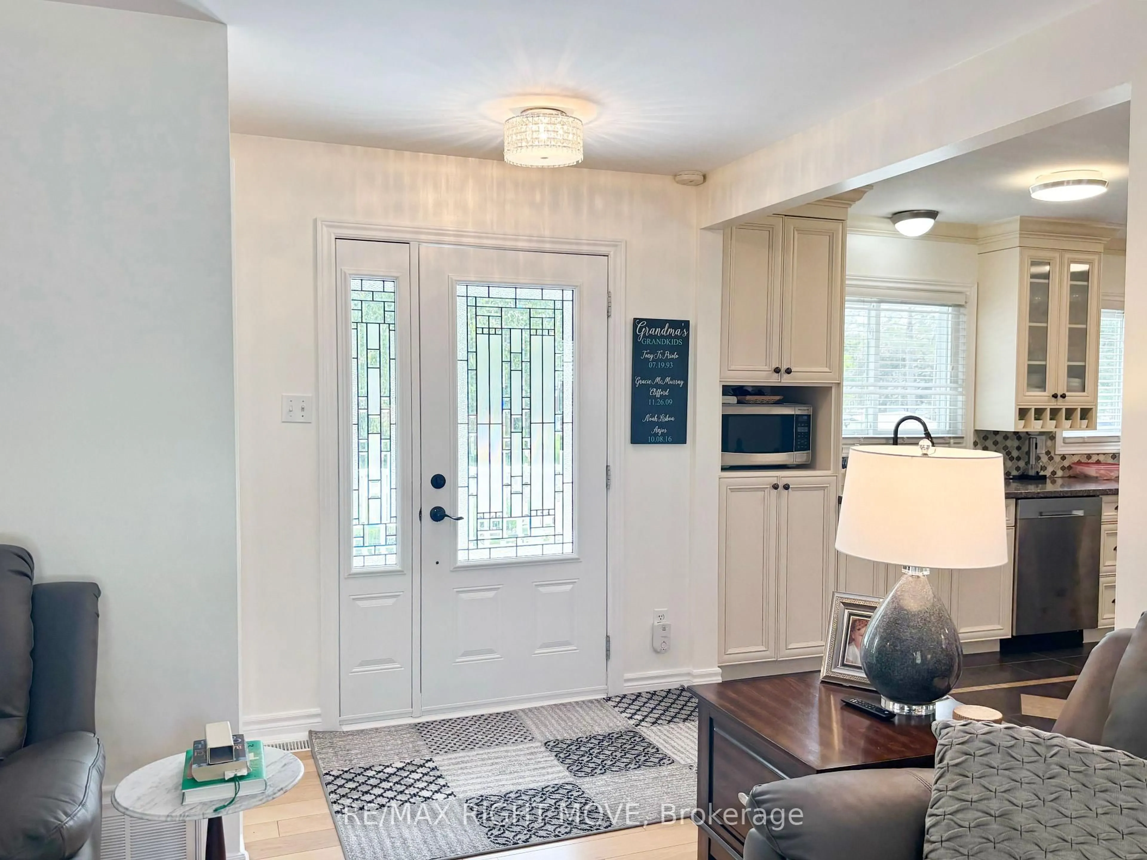 Indoor entryway for 3705 Shadow Creek Rd, Severn Ontario L3V 6H3