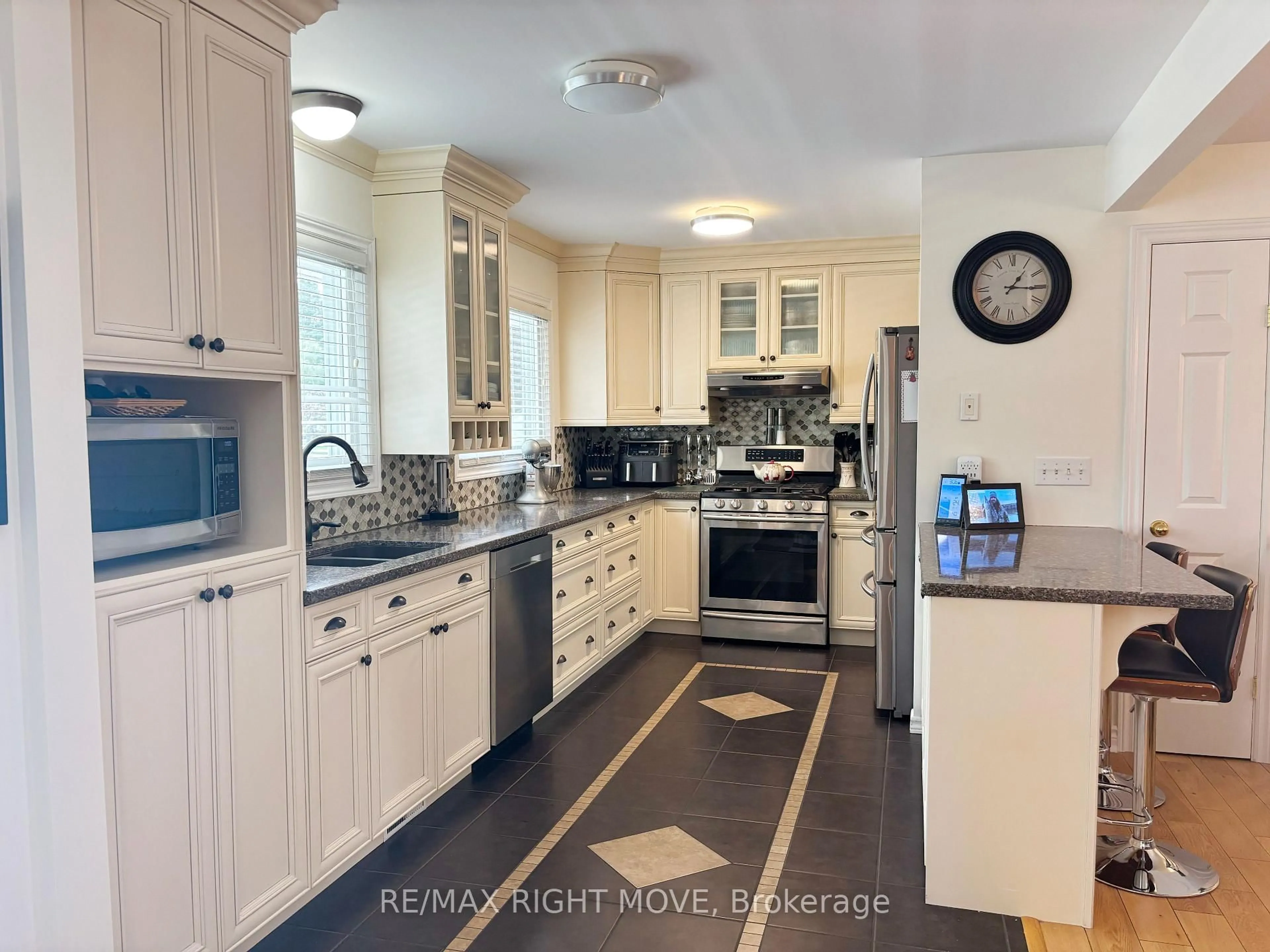 Open concept kitchen, ceramic/tile floor for 3705 Shadow Creek Rd, Severn Ontario L3V 6H3