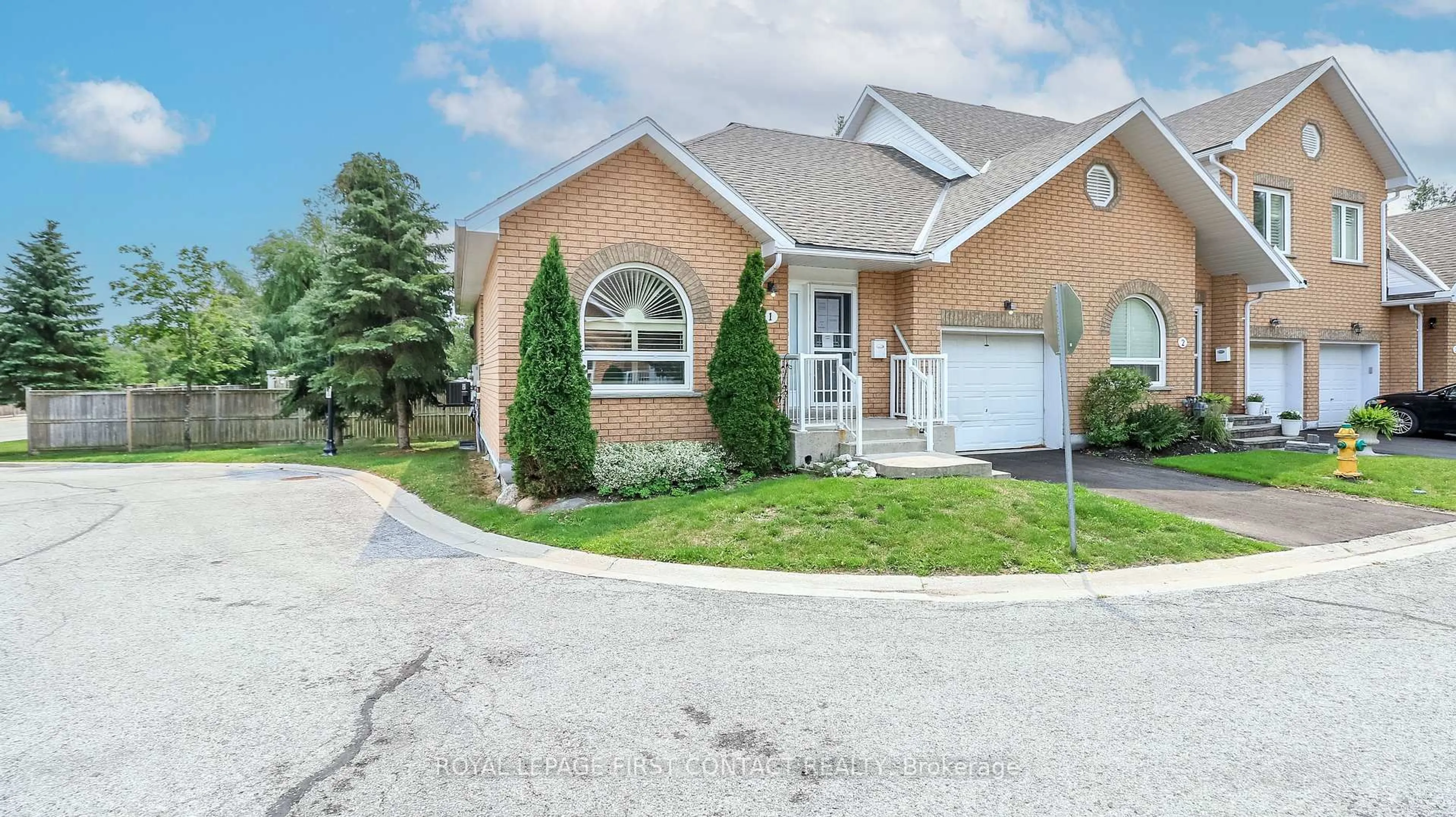 Home with brick exterior material, street for 318 Little Ave #1, Barrie Ontario L4Z 2Z6