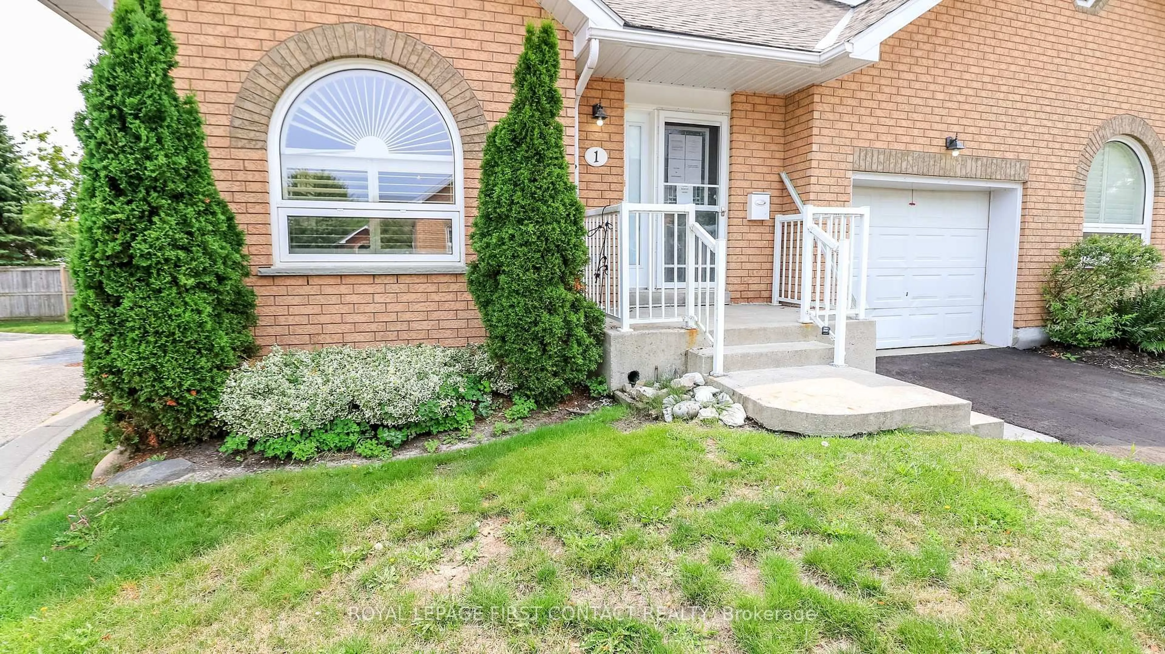 Home with brick exterior material, street for 318 Little Ave #1, Barrie Ontario L4Z 2Z6
