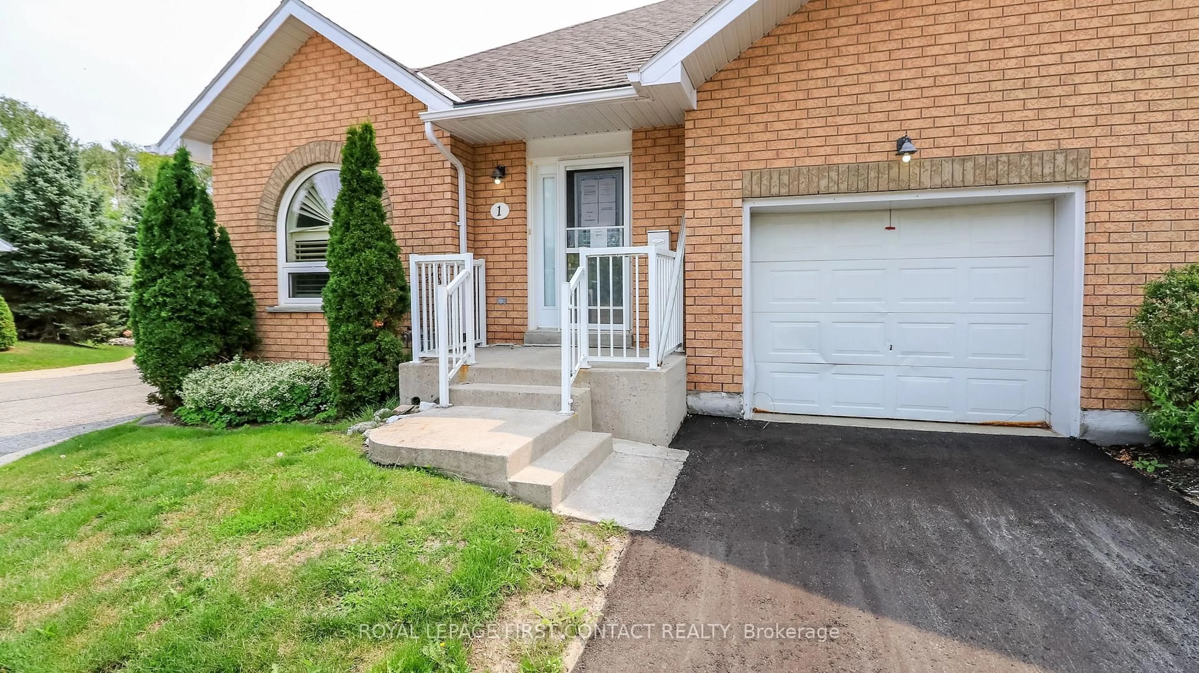 Home with brick exterior material, street for 318 Little Ave #1, Barrie Ontario L4Z 2Z6