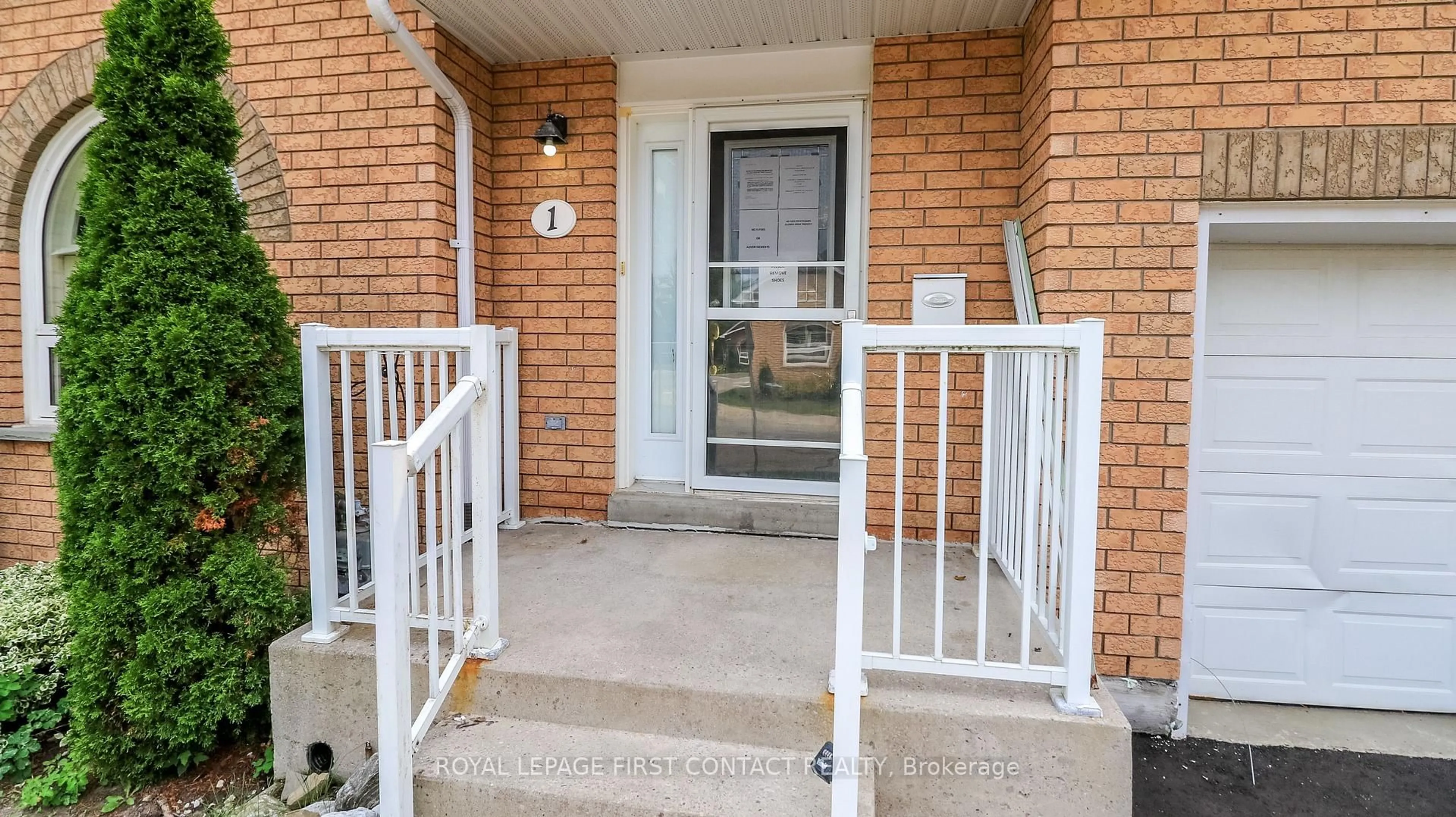 Indoor entryway for 318 Little Ave #1, Barrie Ontario L4Z 2Z6