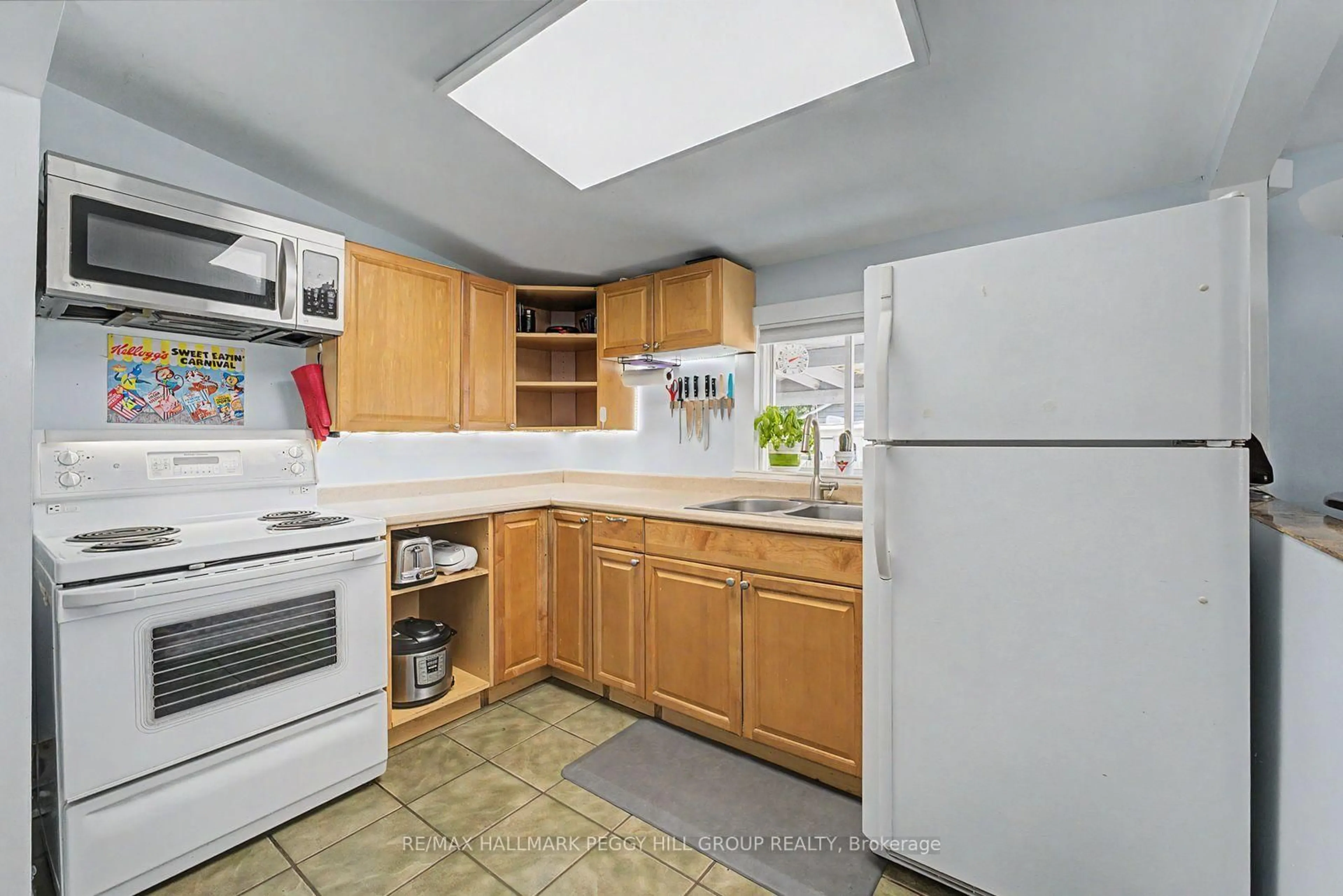 Standard kitchen, unknown for 60 Laidlaw St, Wasaga Beach Ontario L9Z 2L2