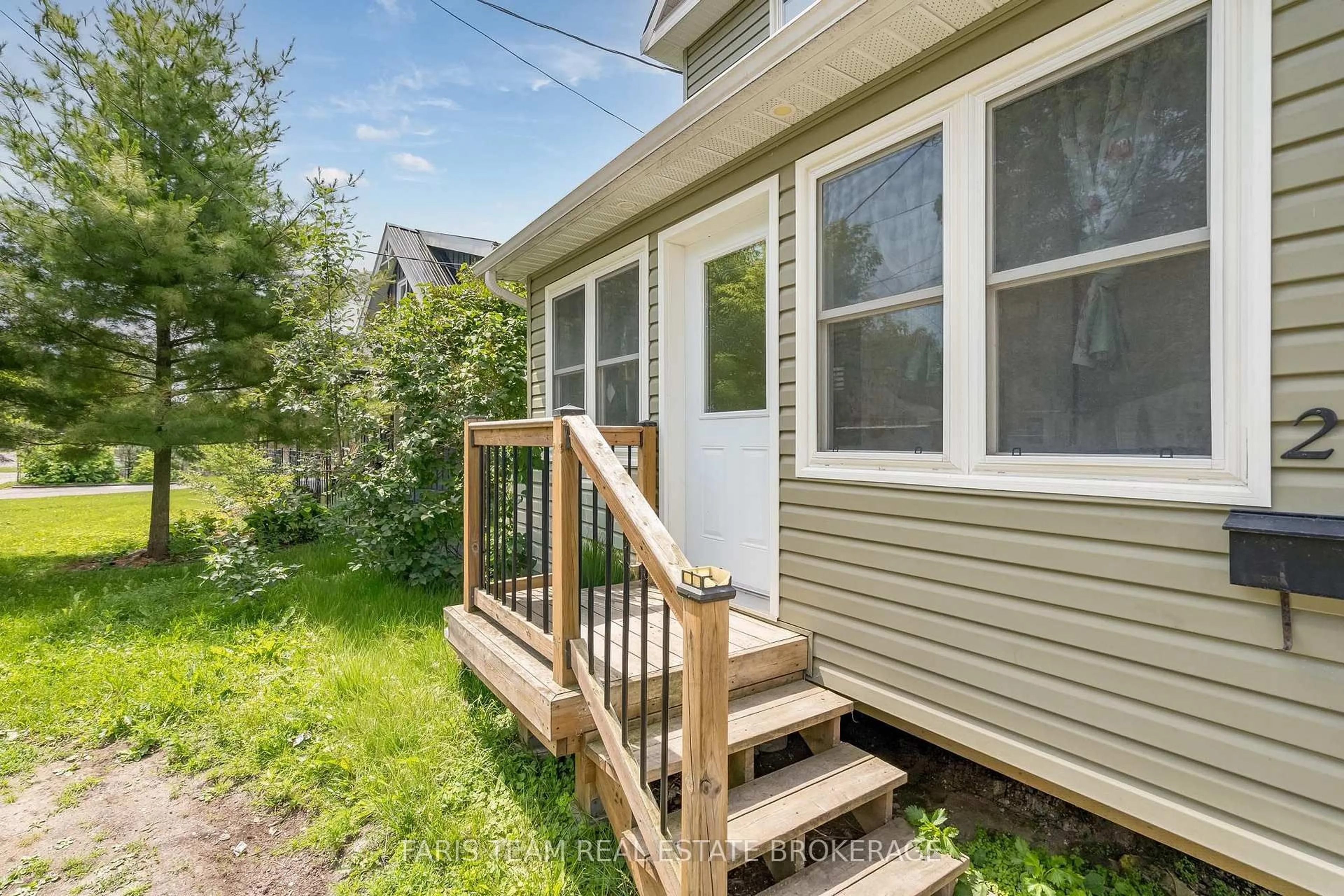 Unknown for 275 Gill St, Orillia Ontario L3V 4K3