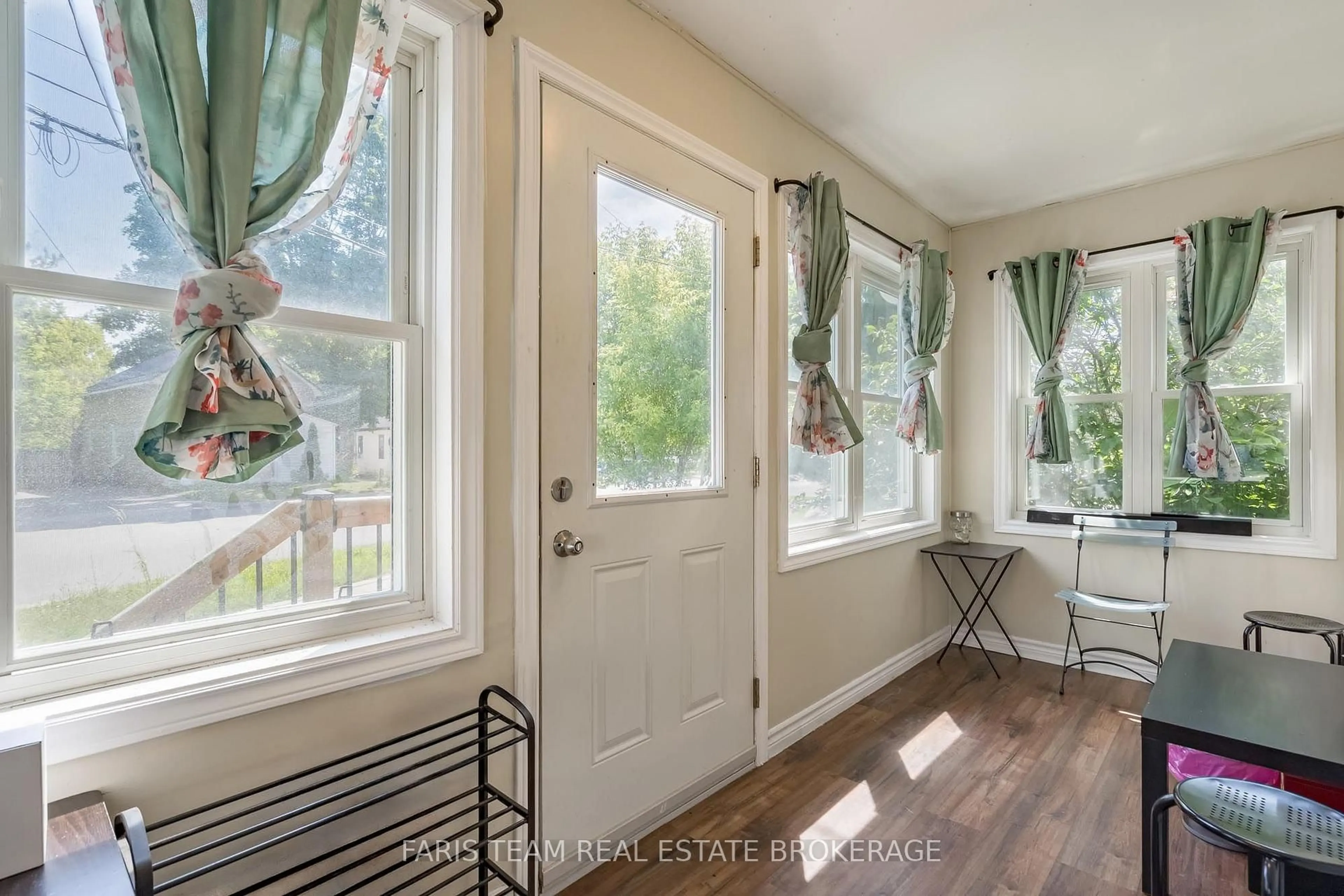 Indoor entryway for 275 Gill St, Orillia Ontario L3V 4K3
