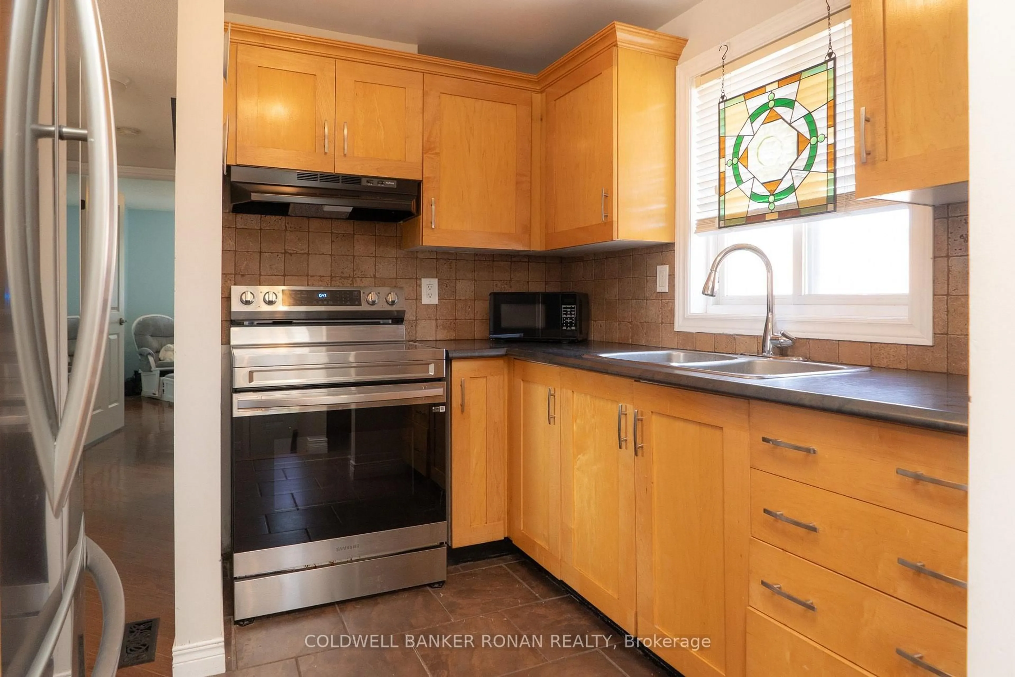 Standard kitchen, ceramic/tile floor for 37 Ferguson Dr, Barrie Ontario L4N 7B4