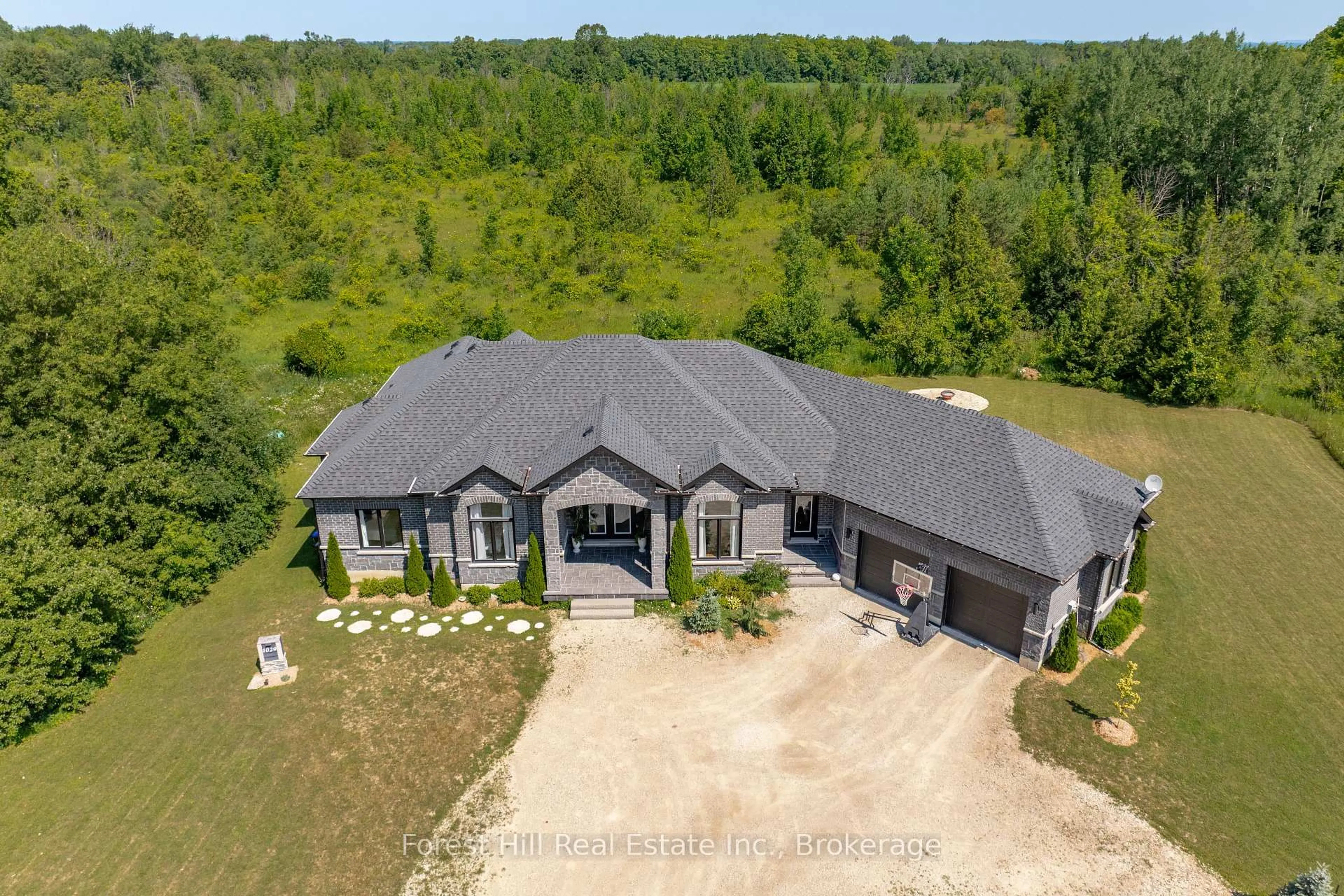 A pic from outside/outdoor area/front of a property/back of a property/a pic from drone, building for 1029 Sixth St, Collingwood Ontario L9Y 3Y9