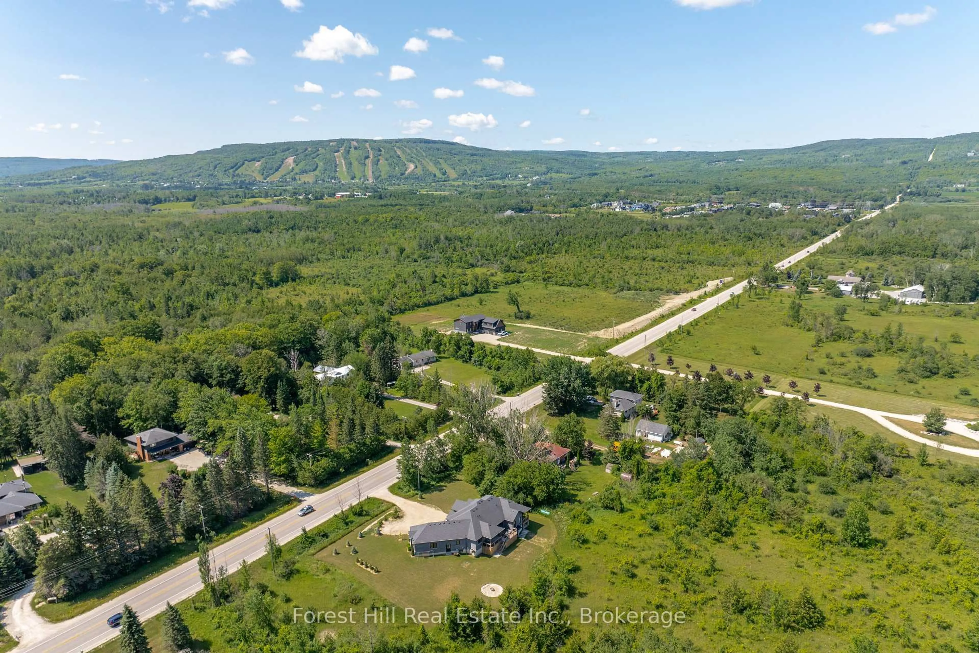 A pic from outside/outdoor area/front of a property/back of a property/a pic from drone, mountain view for 1029 Sixth St, Collingwood Ontario L9Y 3Y9
