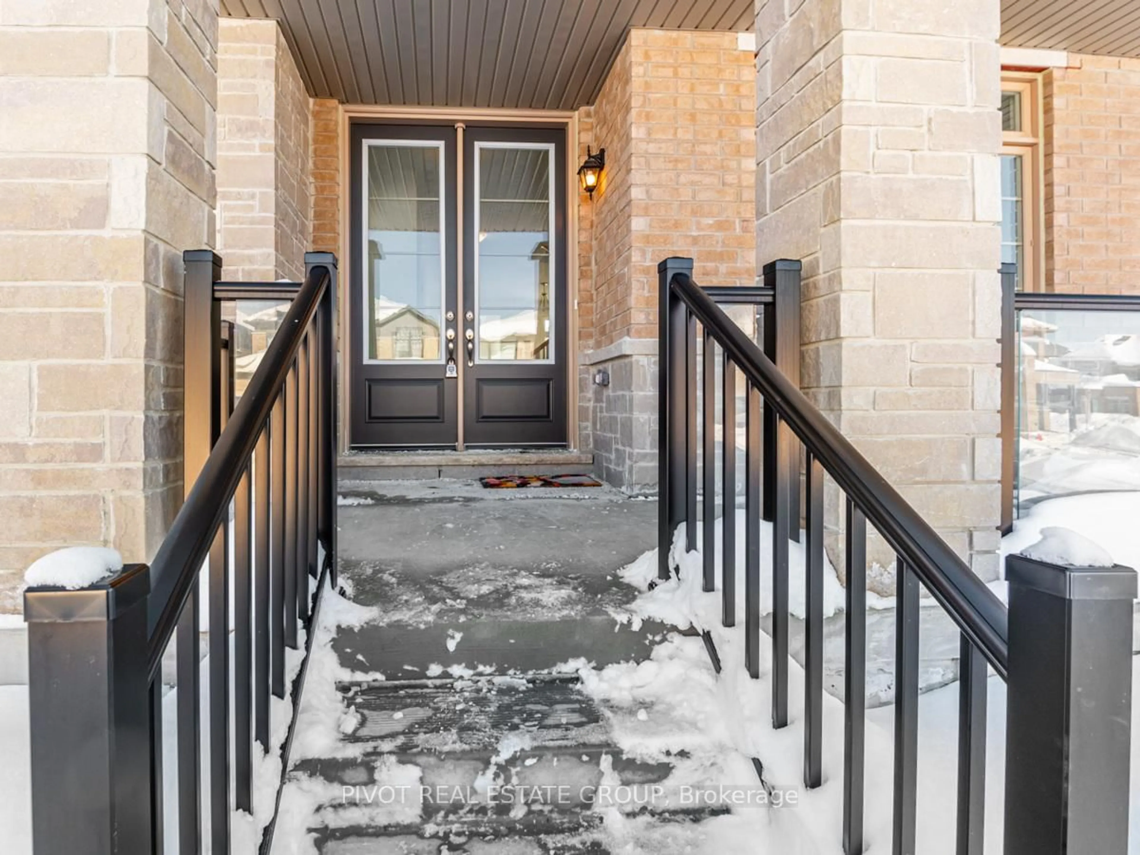 Indoor entryway for 7 Daffodil Rd, Springwater Ontario L9X 2C5