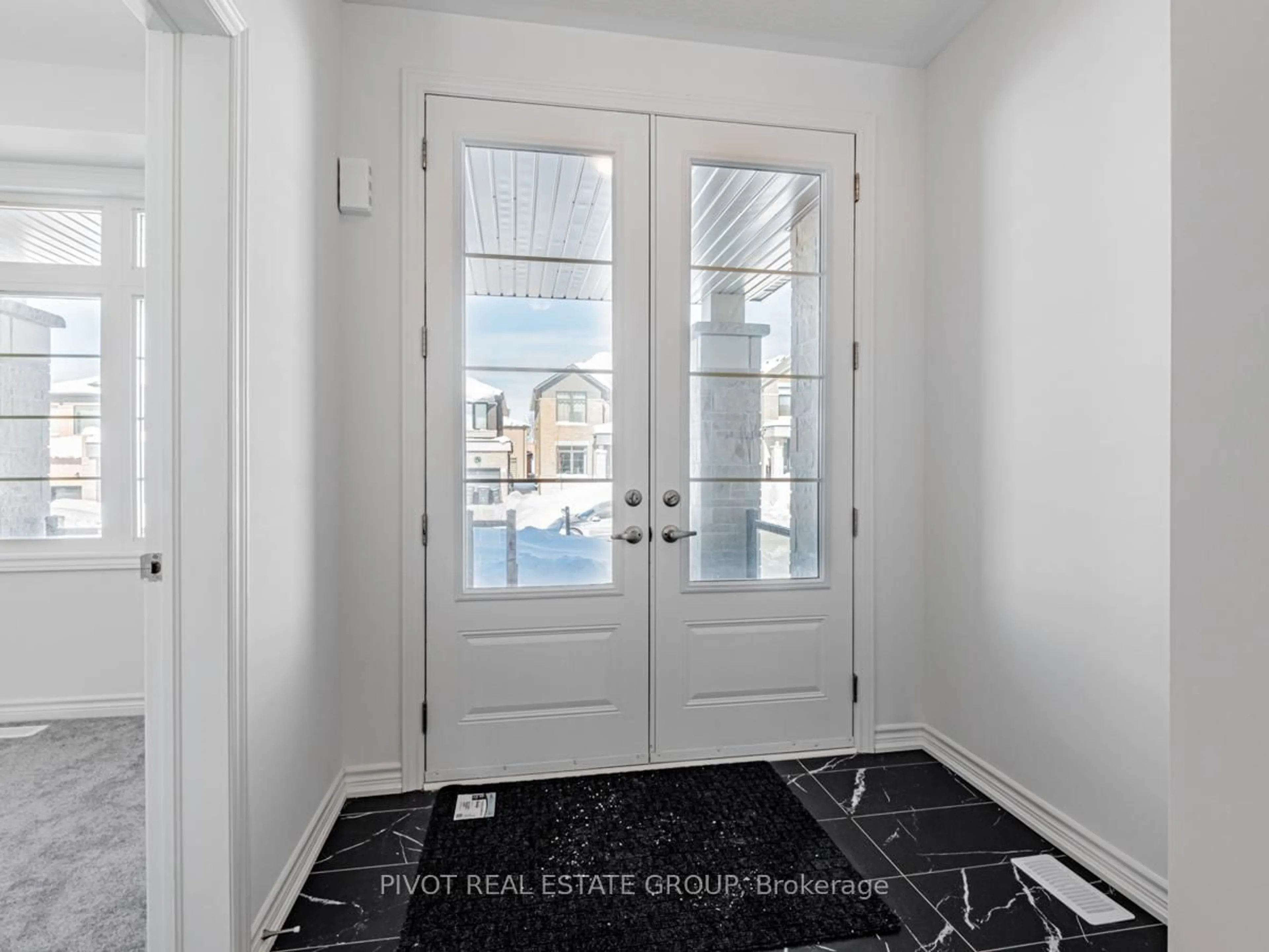 Indoor entryway for 7 Daffodil Rd, Springwater Ontario L9X 2C5