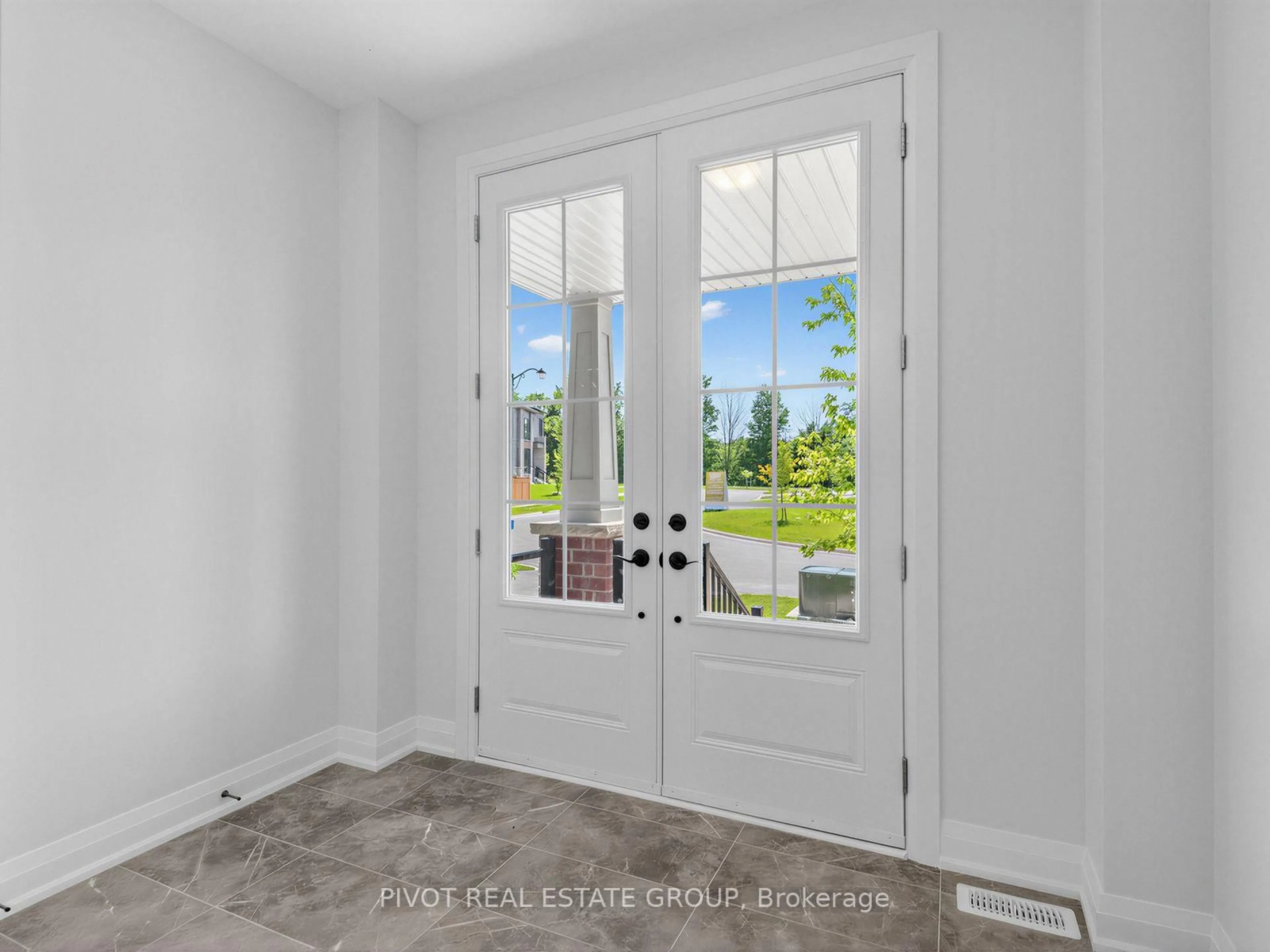Indoor entryway for 31 Sassafras Rd, Springwater Ontario L9X 2C6