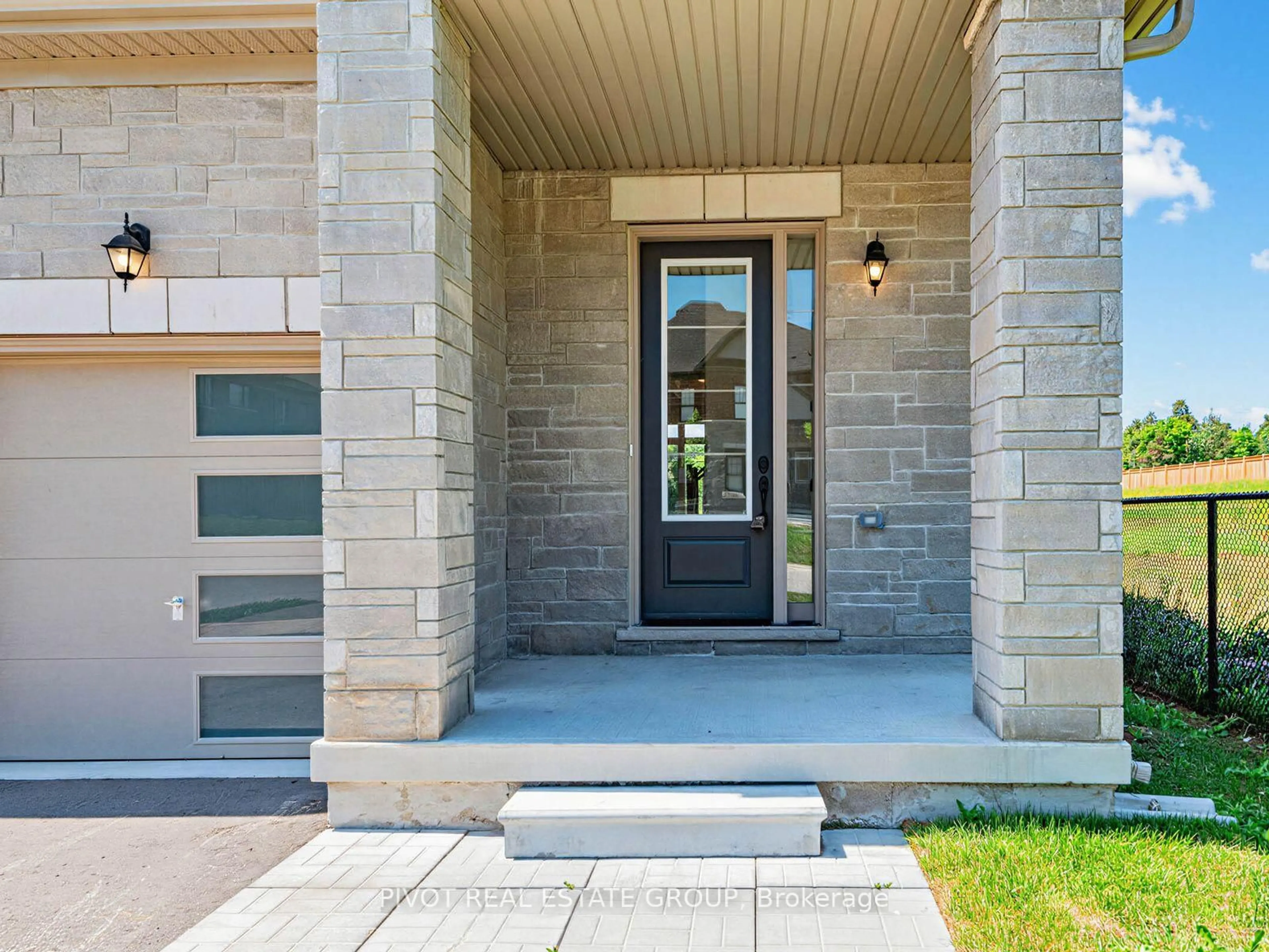 Indoor entryway for 52 Calypso Ave, Springwater Ontario L9X 2C5