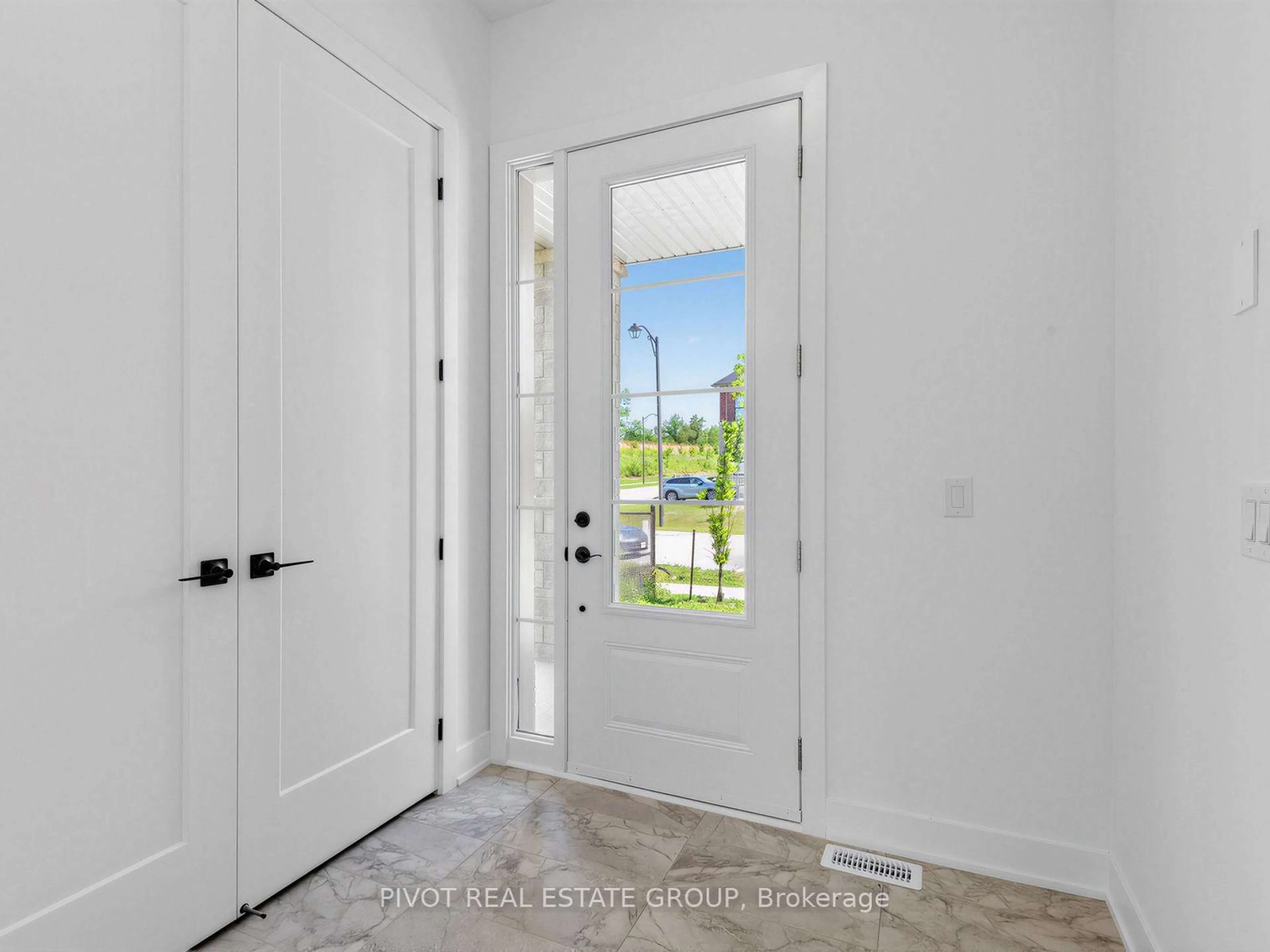 Indoor entryway for 52 Calypso Ave, Springwater Ontario L9X 2C5