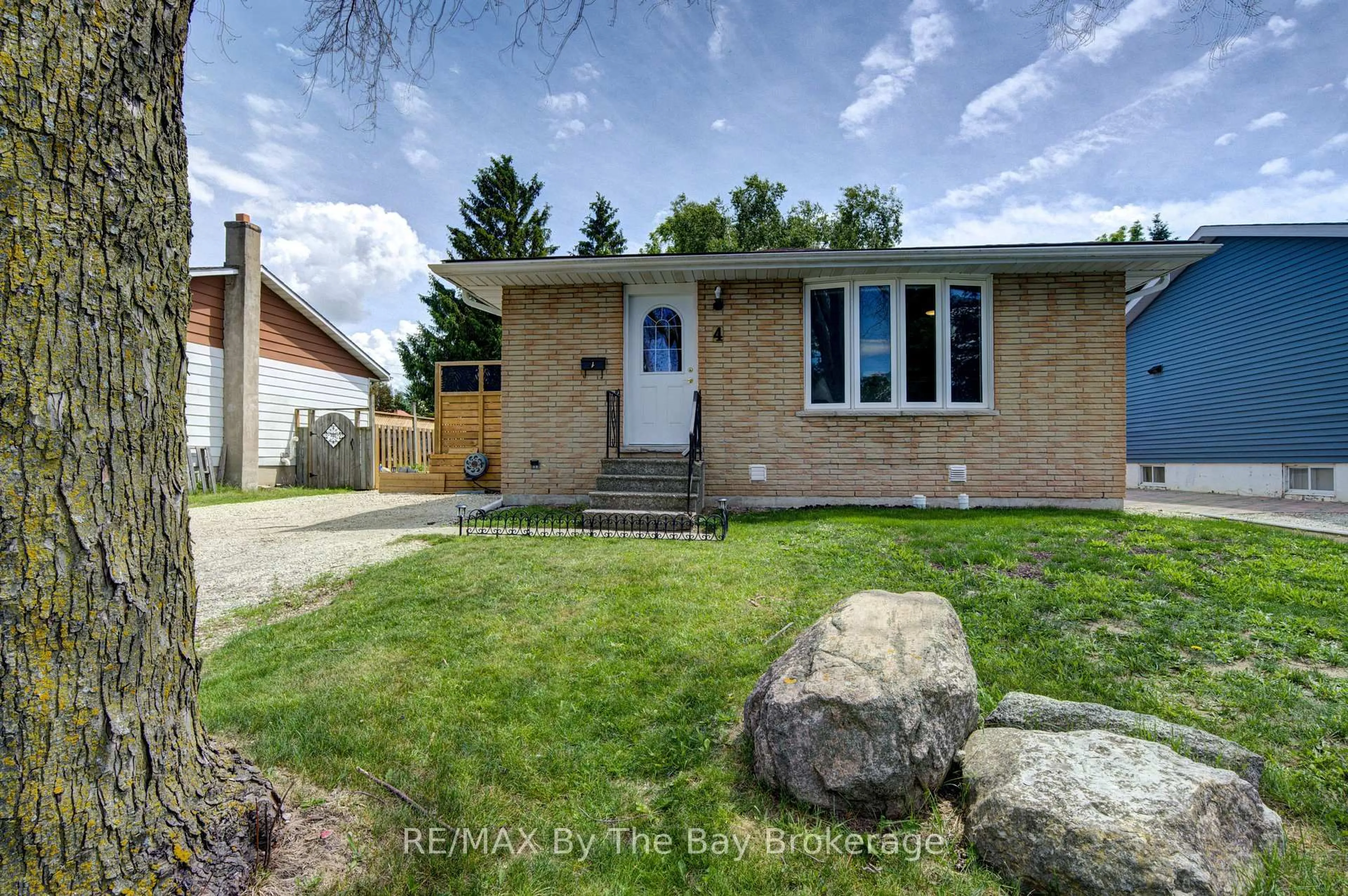 Home with brick exterior material, street for 4 Watts Cres, Collingwood Ontario L9Y 4H2