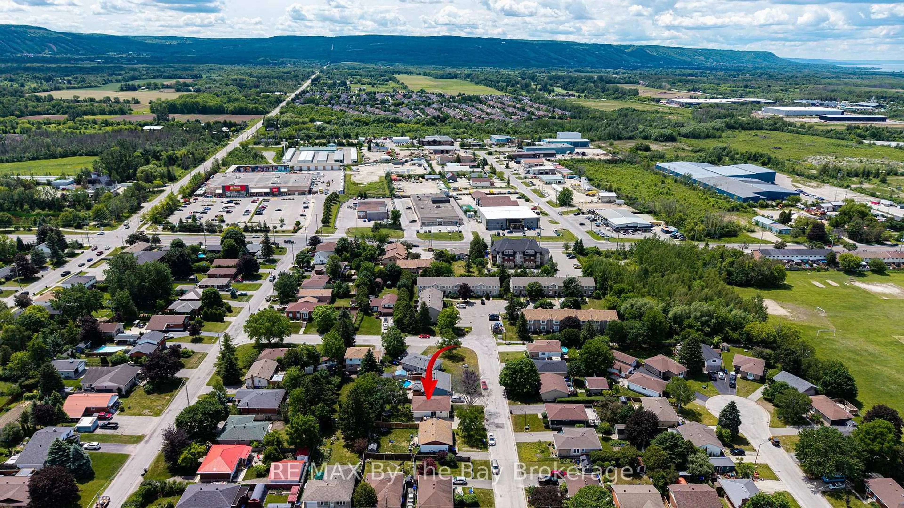 A pic from outside/outdoor area/front of a property/back of a property/a pic from drone, street for 4 Watts Cres, Collingwood Ontario L9Y 4H2
