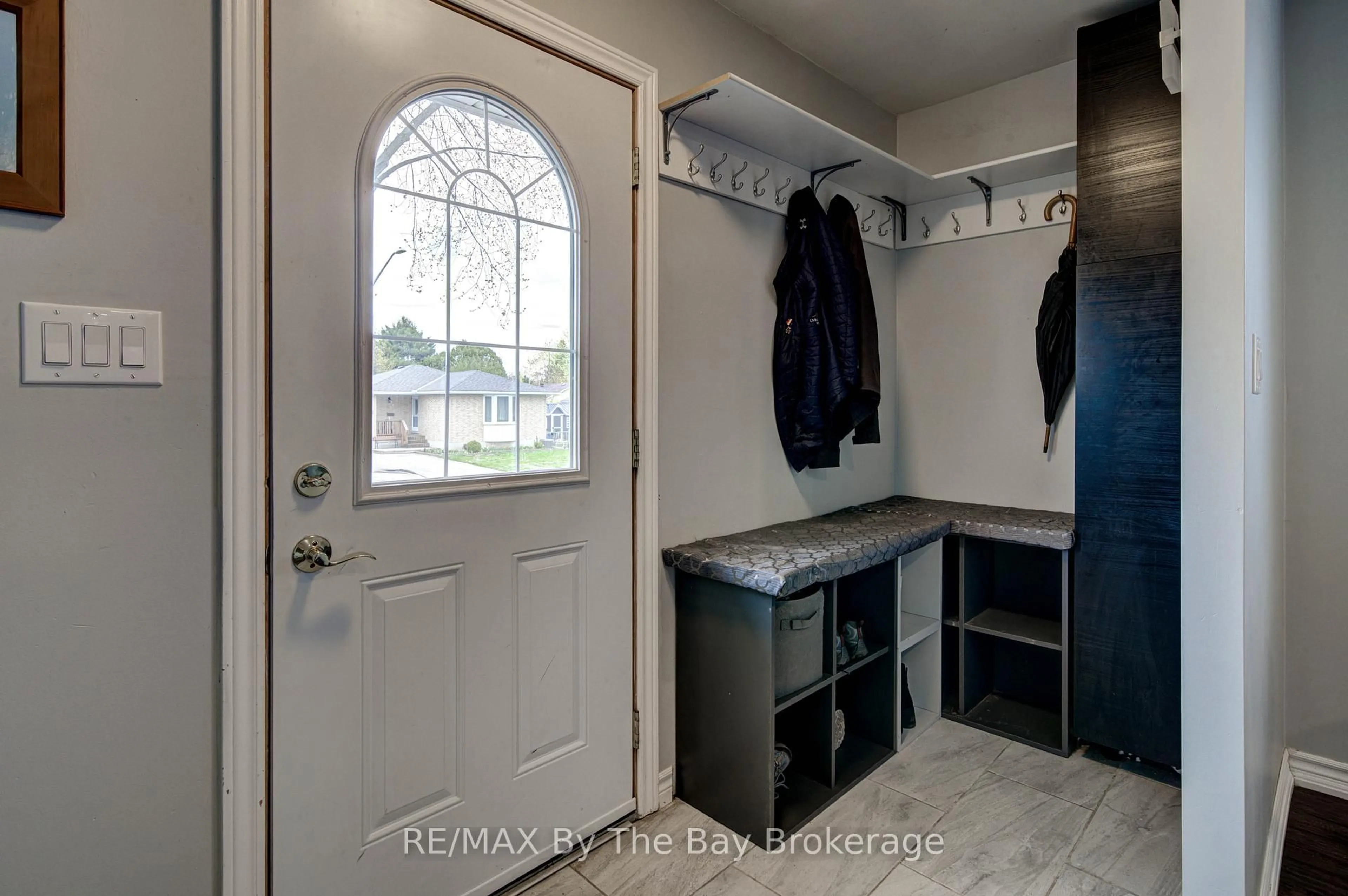 Indoor entryway for 4 Watts Cres, Collingwood Ontario L9Y 4H2