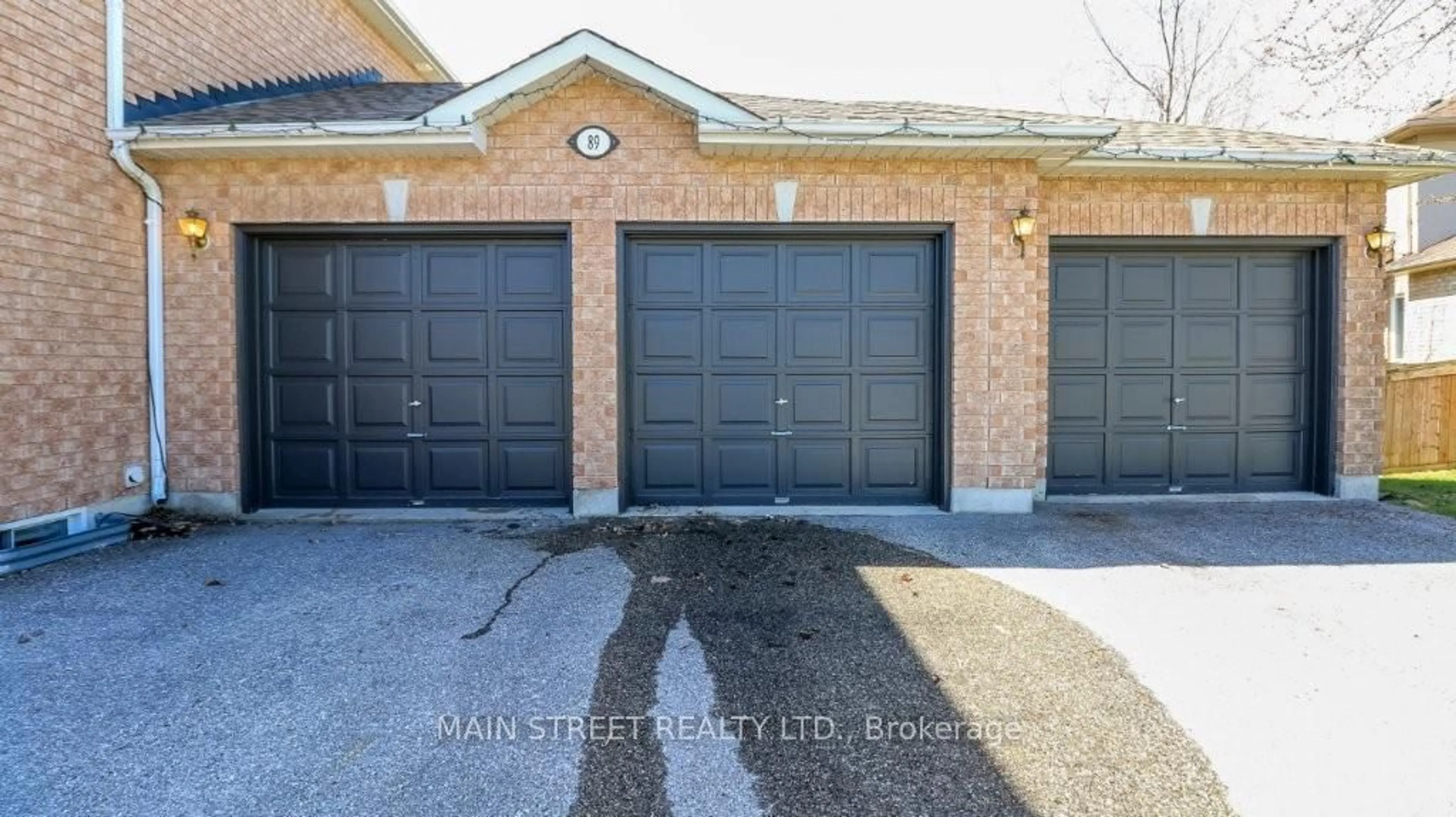 Indoor garage for 89 Silver Maple Cres, Barrie Ontario L4N 0E5