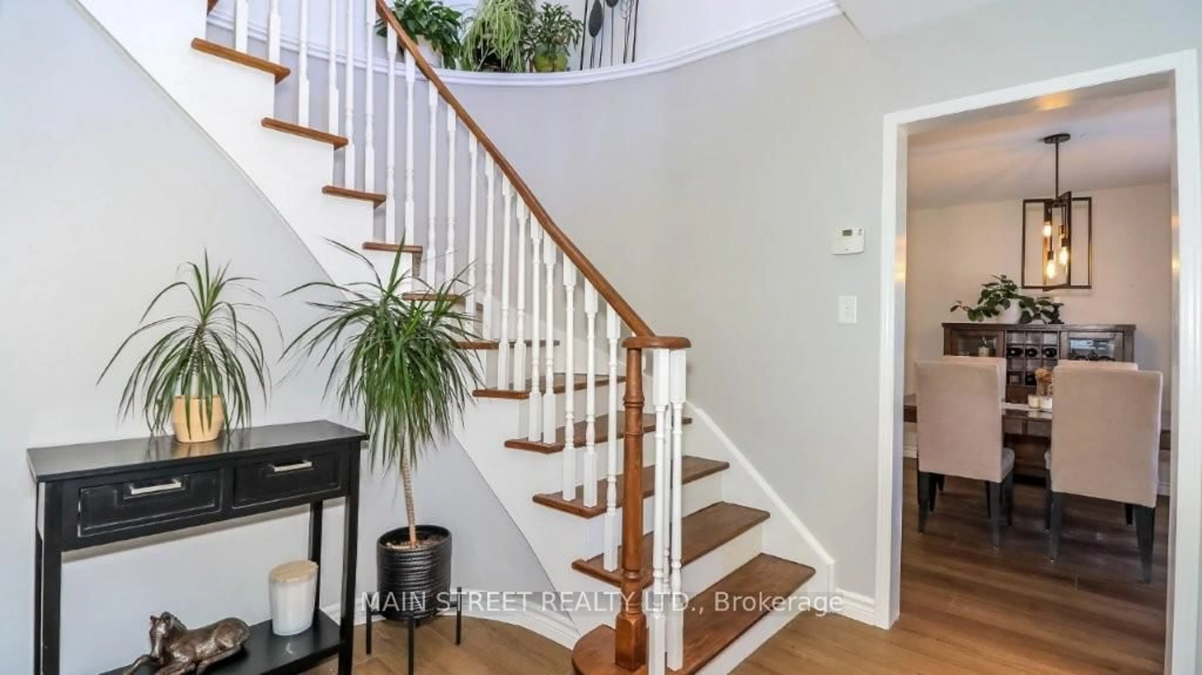 Indoor entryway for 89 Silver Maple Cres, Barrie Ontario L4N 0E5