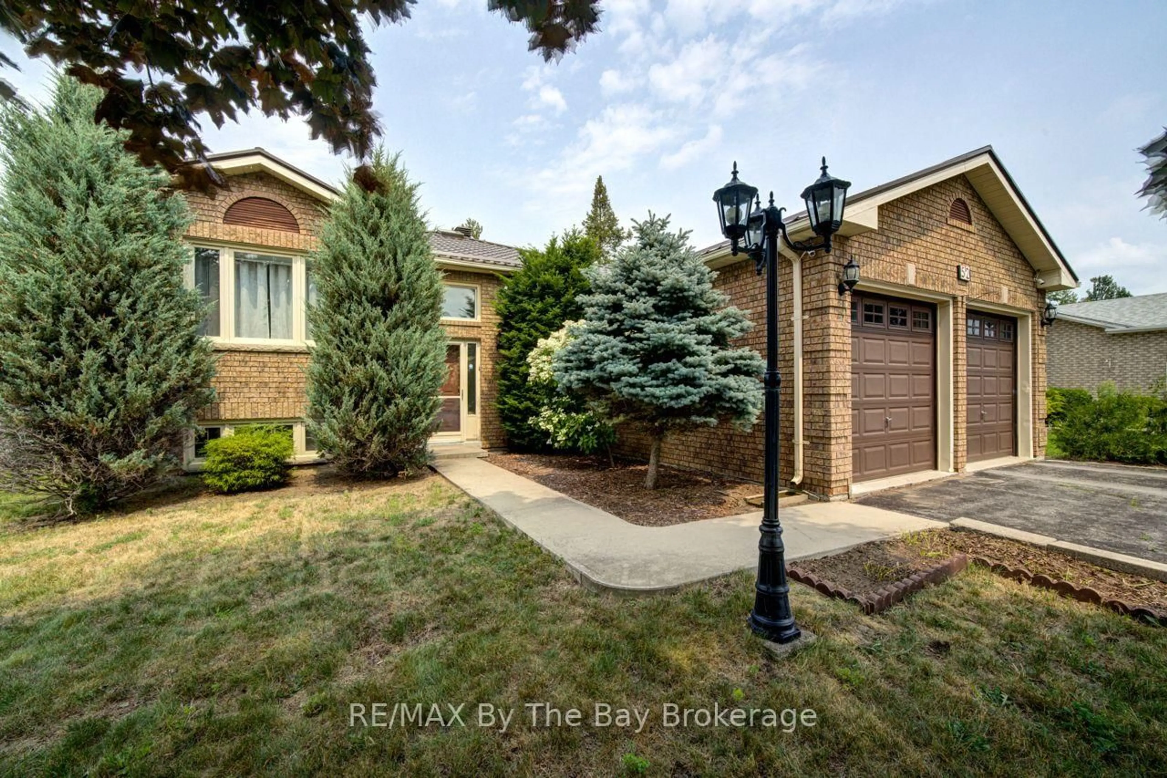 Home with brick exterior material, street for 52 Caribou Tr, Wasaga Beach Ontario L9Z 1H4