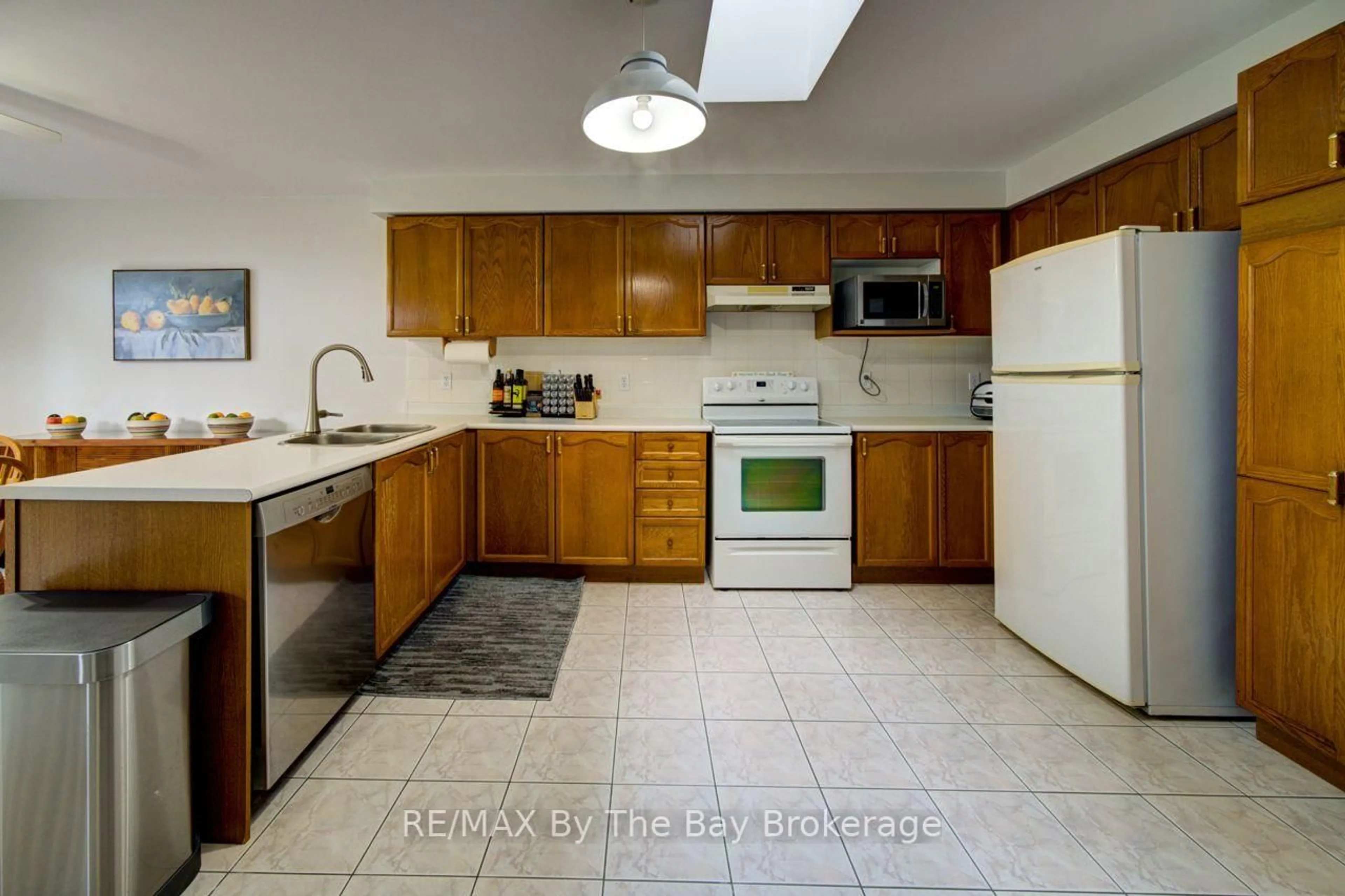 Standard kitchen, ceramic/tile floor for 52 Caribou Tr, Wasaga Beach Ontario L9Z 1H4