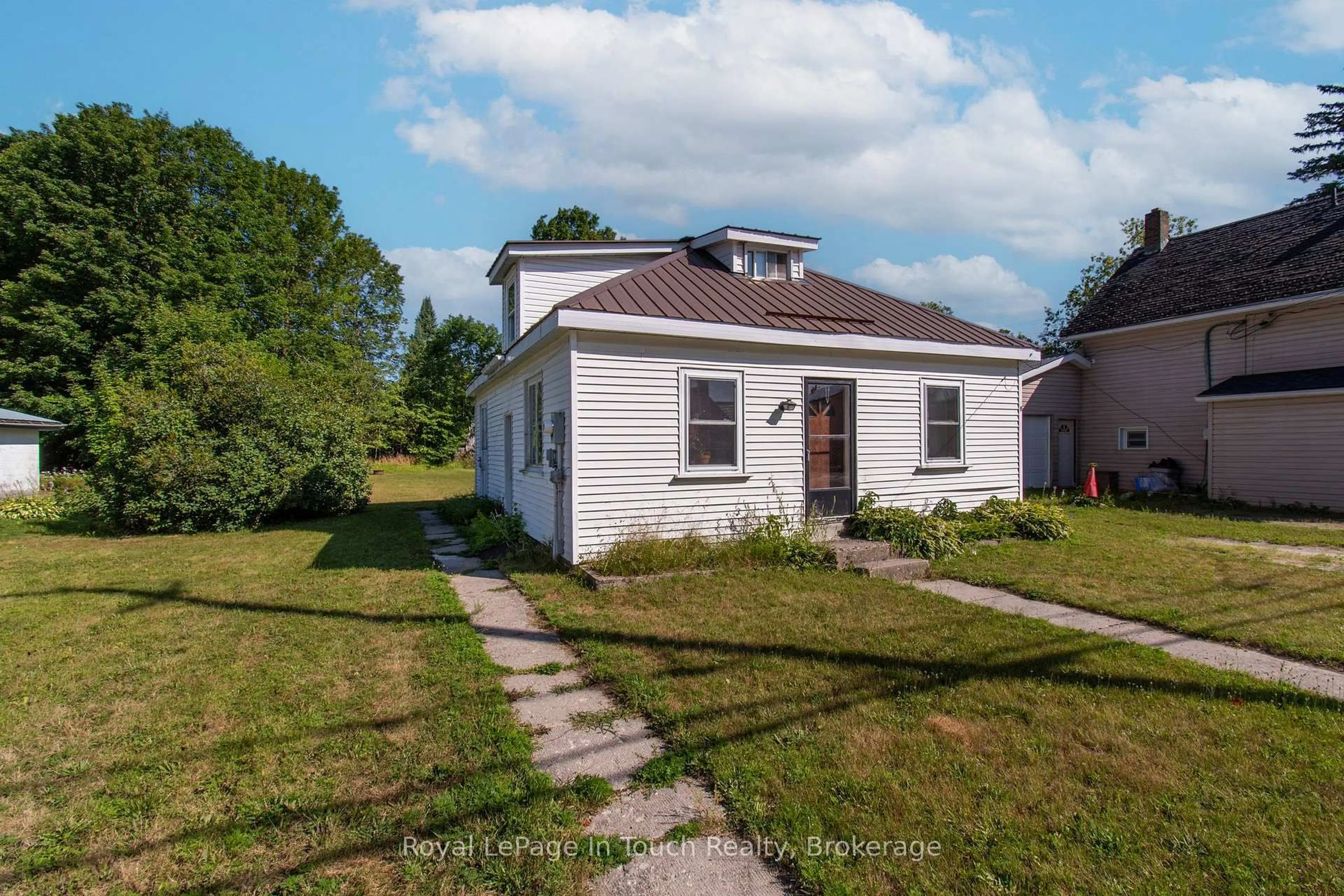 A pic from outside/outdoor area/front of a property/back of a property/a pic from drone, building for 8 Conc 5 Rd, Tiny Ontario L0L 2J0