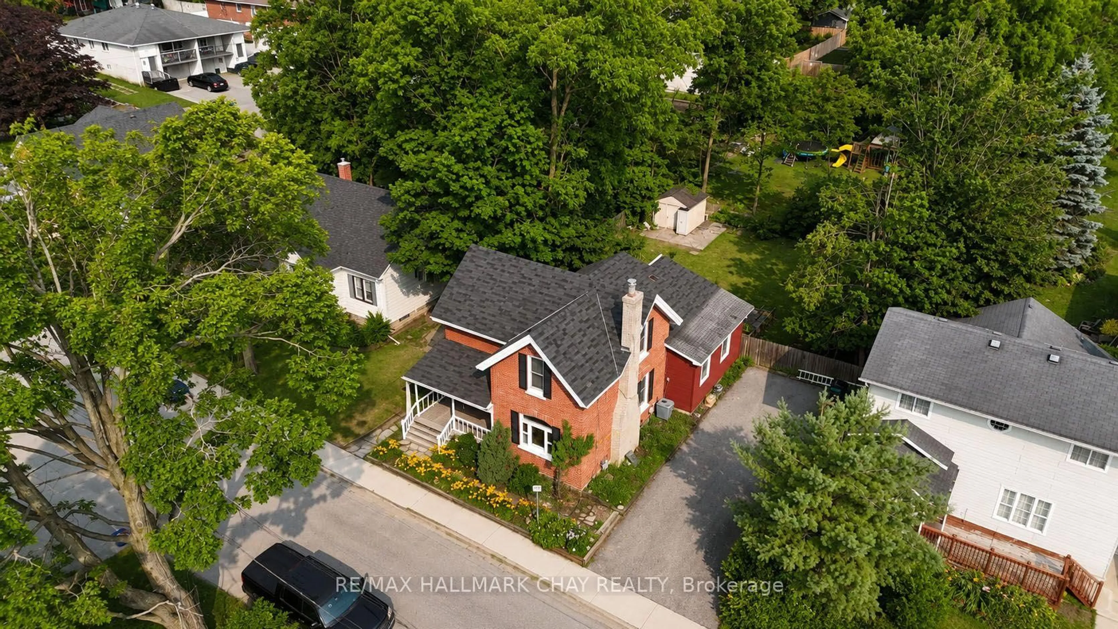 A pic from outside/outdoor area/front of a property/back of a property/a pic from drone, street for 34 North St, Barrie Ontario L4M 2R9