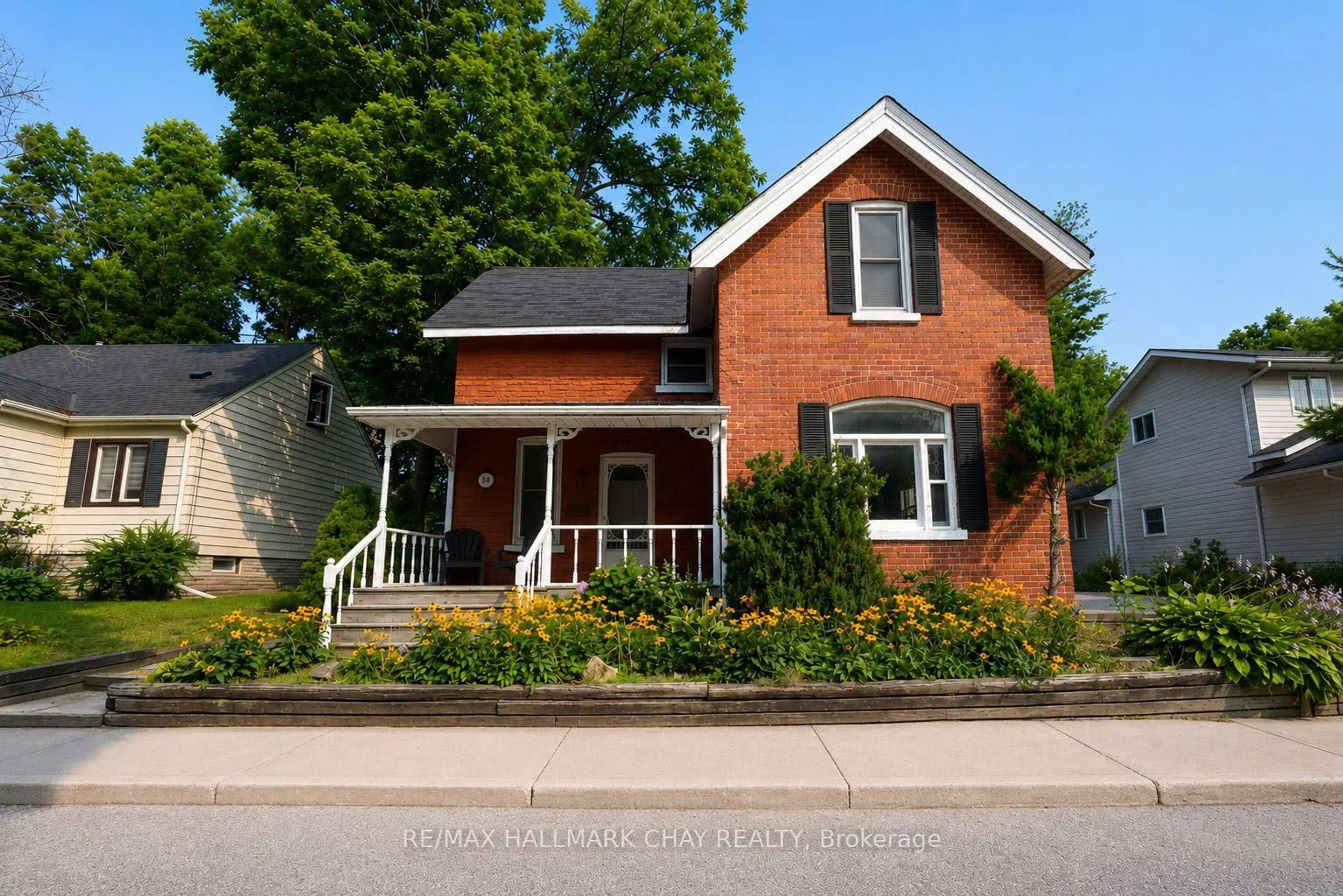 Home with brick exterior material, street for 34 North St, Barrie Ontario L4M 2R9