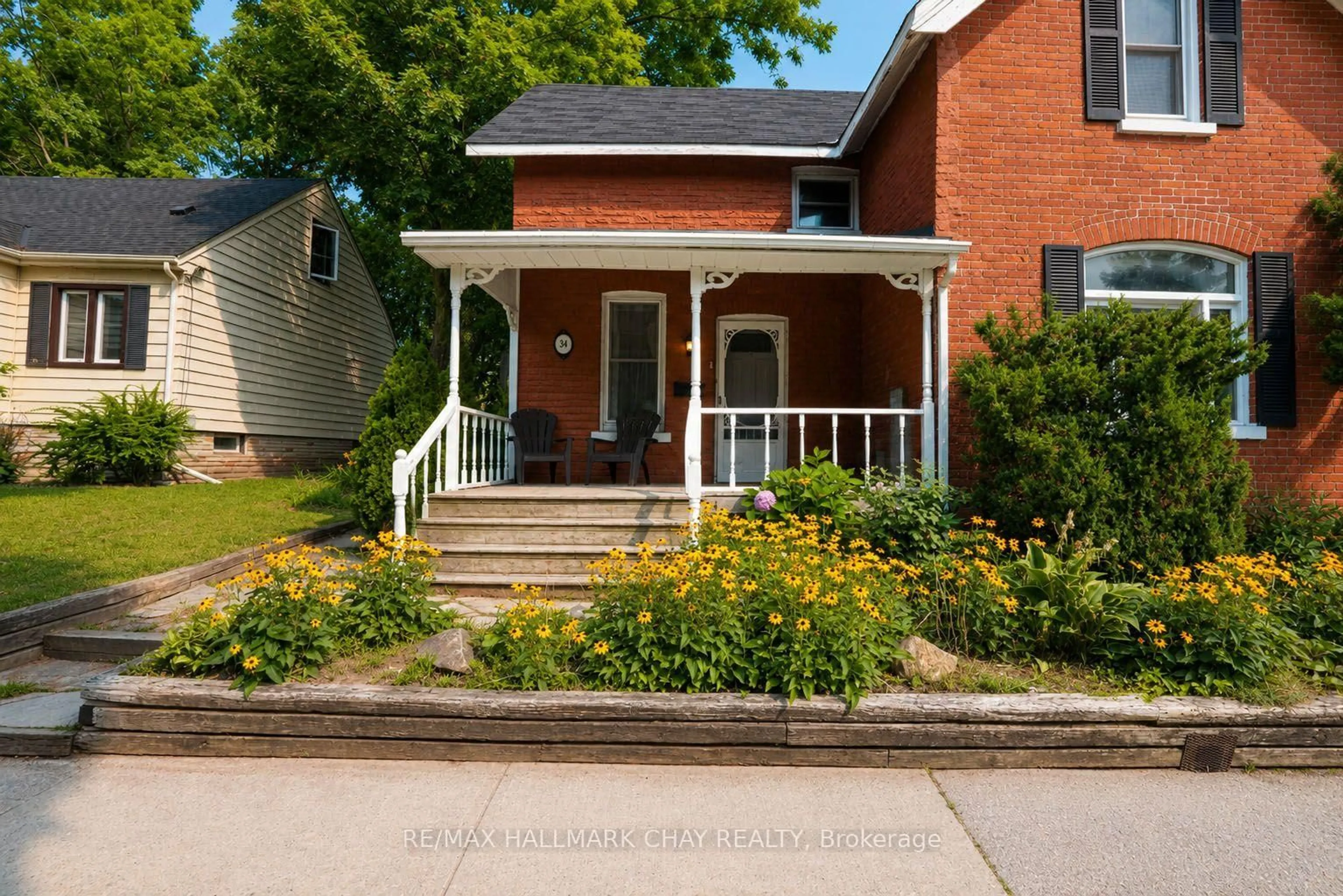 Home with brick exterior material, street for 34 North St, Barrie Ontario L4M 2R9