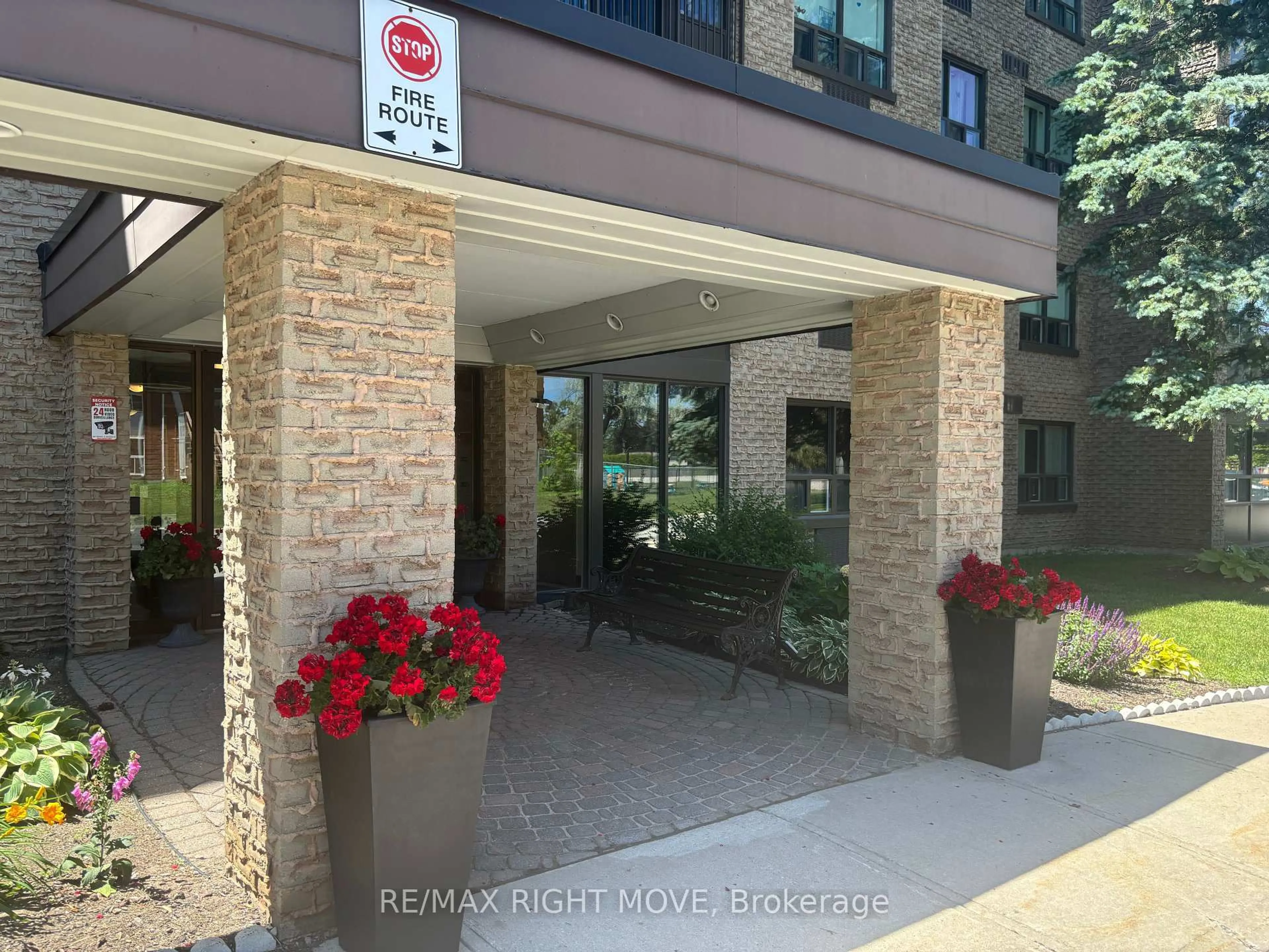 Indoor foyer for 54 Fittons Rd #202, Orillia Ontario L3V 3T9