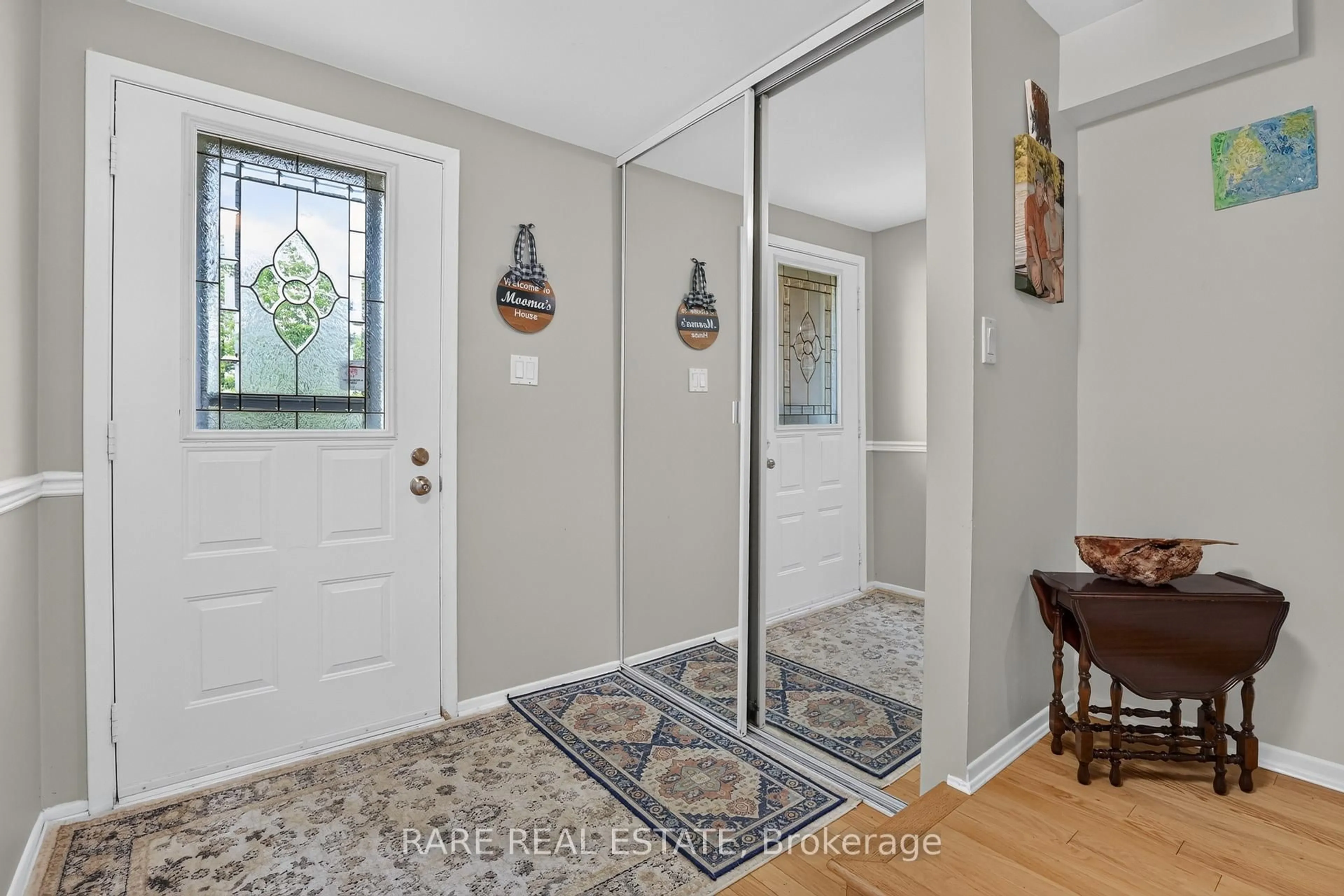 Indoor entryway for 86 Mowat Cres, Barrie Ontario L4N 5B3