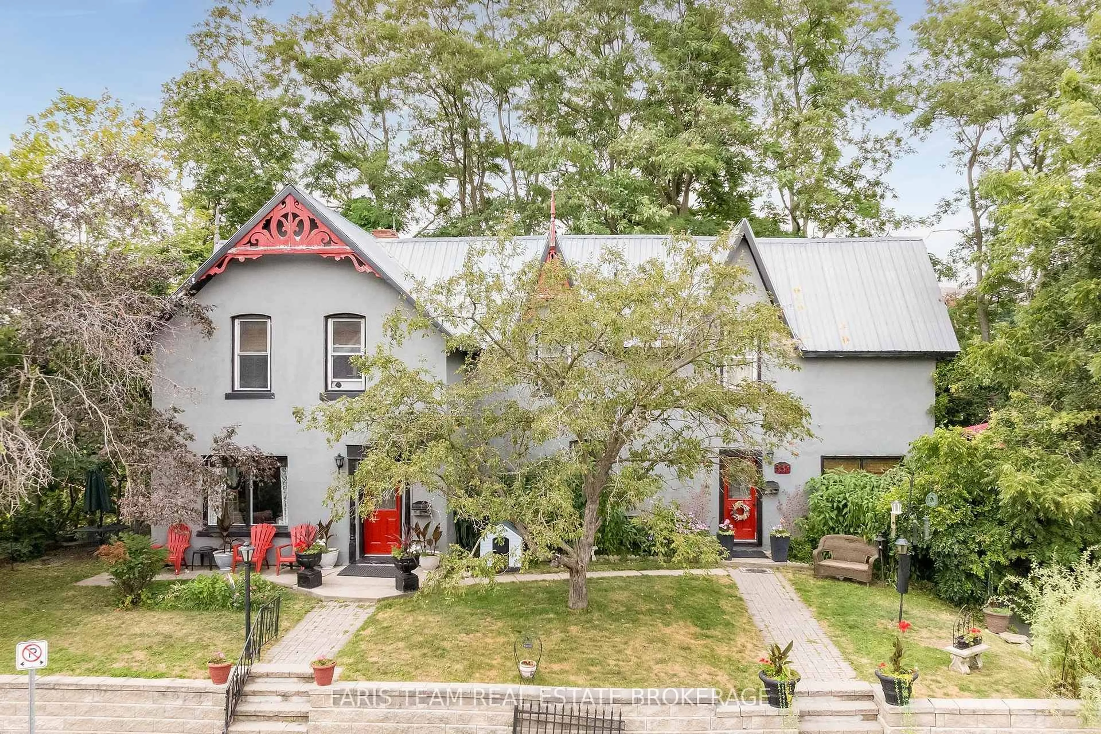 A pic from outside/outdoor area/front of a property/back of a property/a pic from drone, street for 338 Gloucester St, Midland Ontario L4R 1J1